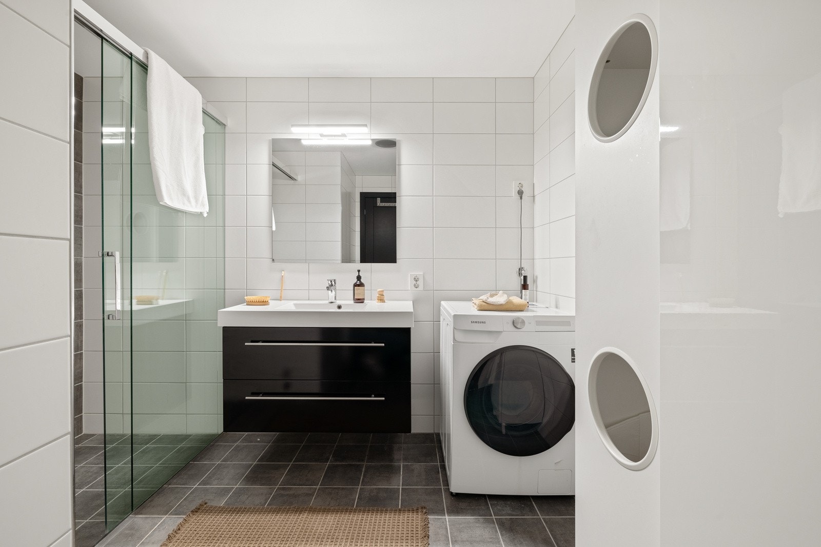 Her er det god plass til vaskemaskin. Galleribilde