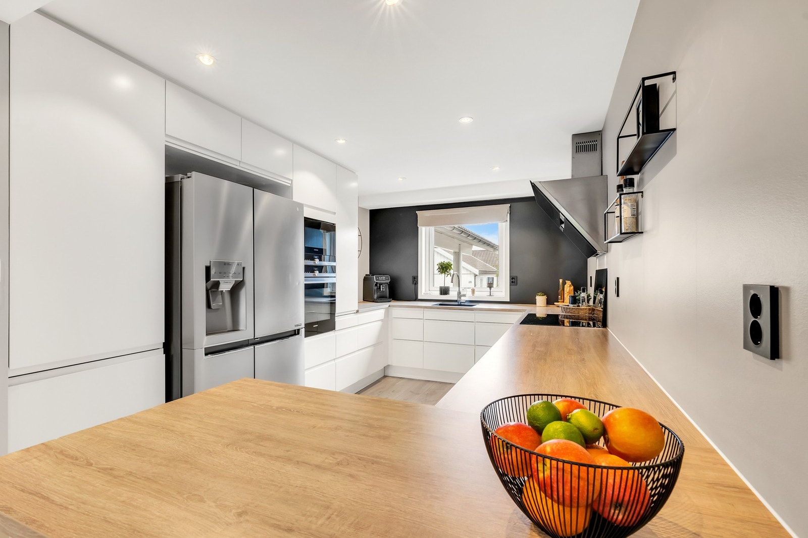 Her får du rikelig med skap- og benkeplass, og alt av hvitevarer følger handelen. Legg merke til de lavtbyggende stikkontaktene - en fin detalj. Galleribilde