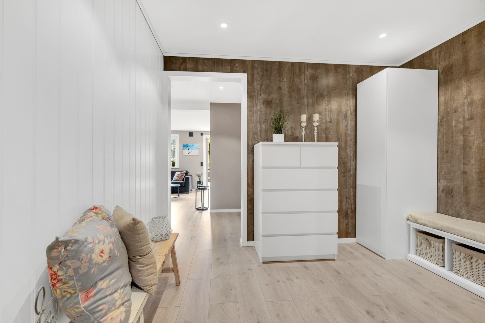 Hele 1. etasje, inkl. det elektriske anlegget, ble oppusset i 2017. Galleribilde