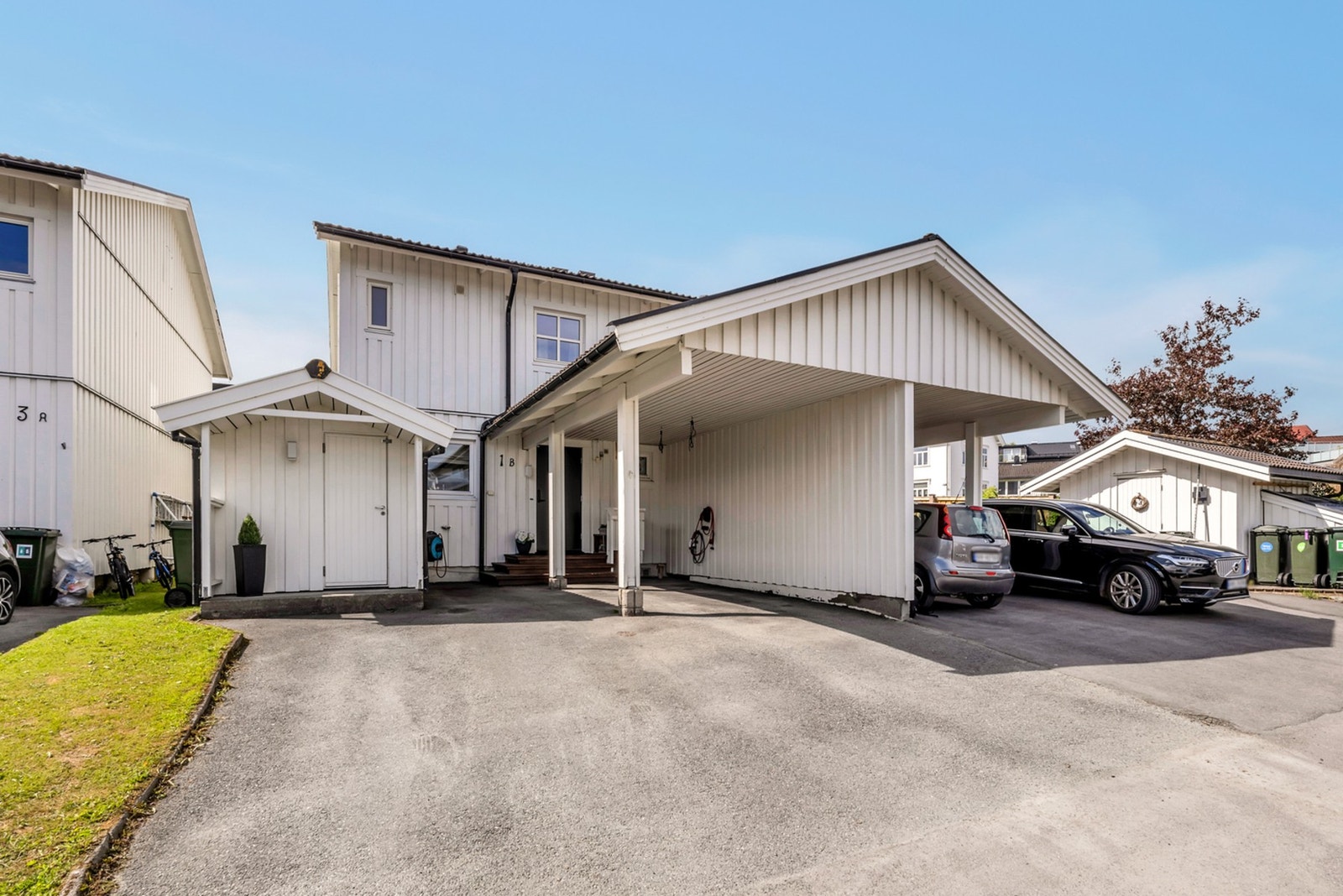 Carport med elbillader. Praktisk sportsbod like ved inngangsparti. Galleribilde