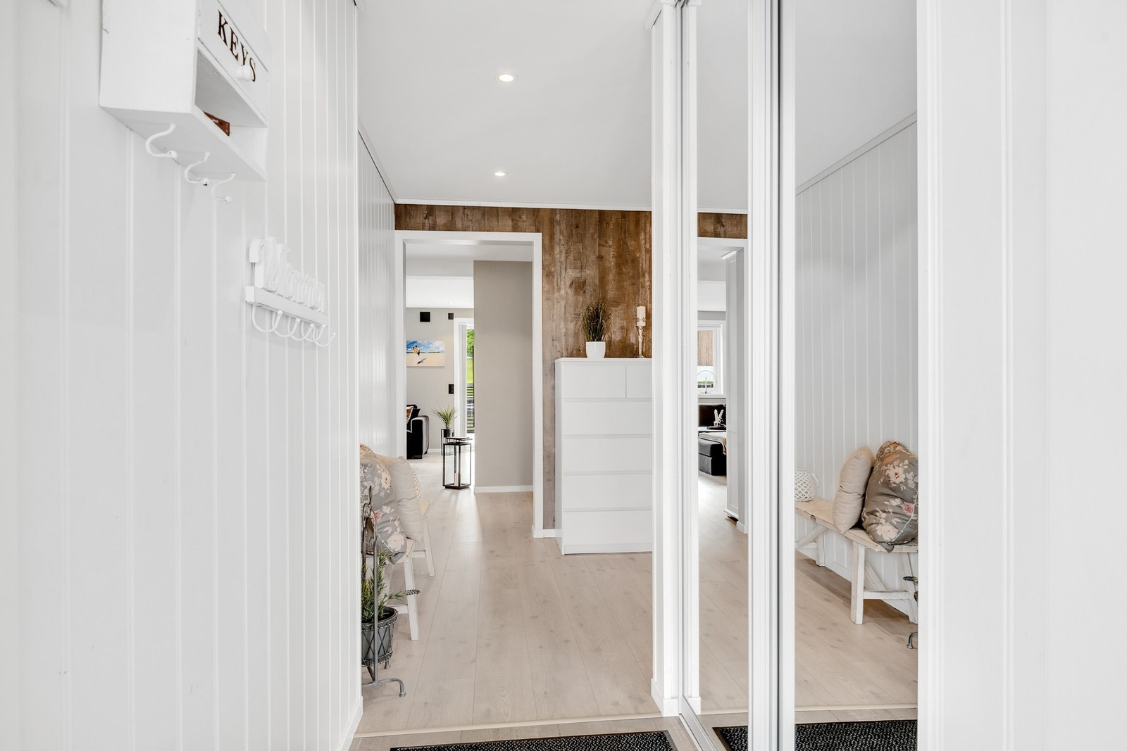 Det første som møter deg når du kommer inn i boligen er en lys entré med skyvedørsgarderobe m/speilfronter. Varmekabler i gulv. Galleribilde