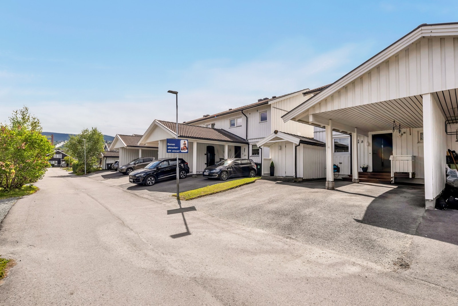 Boligen ligger i en rolig blindvei. Herfra er det kort vei til barnehager, Ranheim barneskole, div. dagligvarebutikker og en rekke badestrender/turområder. Galleribilde