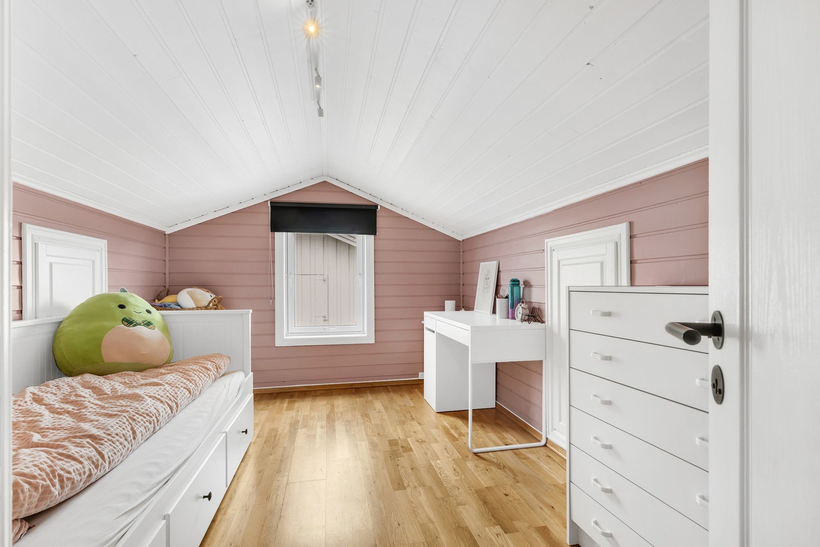 Soverom på loft. Rikelig med lagringsplass i knevegger. Rommet kan også brukes som loftstue. Galleribilde