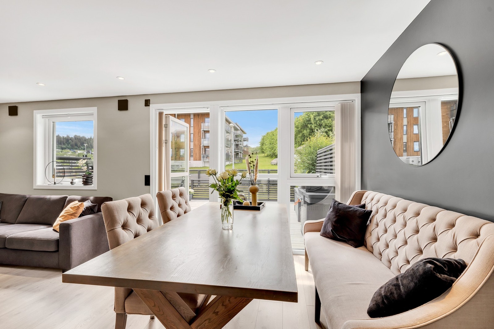 God plass til spisebord på stue. De store vindusflater bidrar til et godt lysinnslipp og en lett atmosfære. Galleribilde