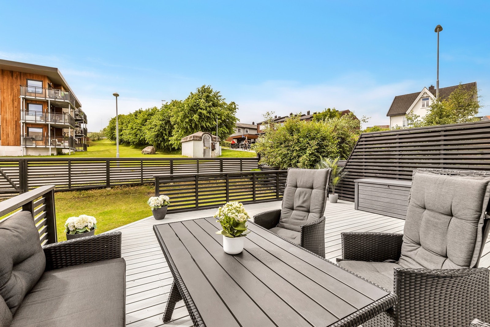 På sommerstid nyter man glimrende solforhold fra ca. kl. 08:00 til 20:30 på eiendommen. Levegg og gjerde er også fra 2017. Galleribilde