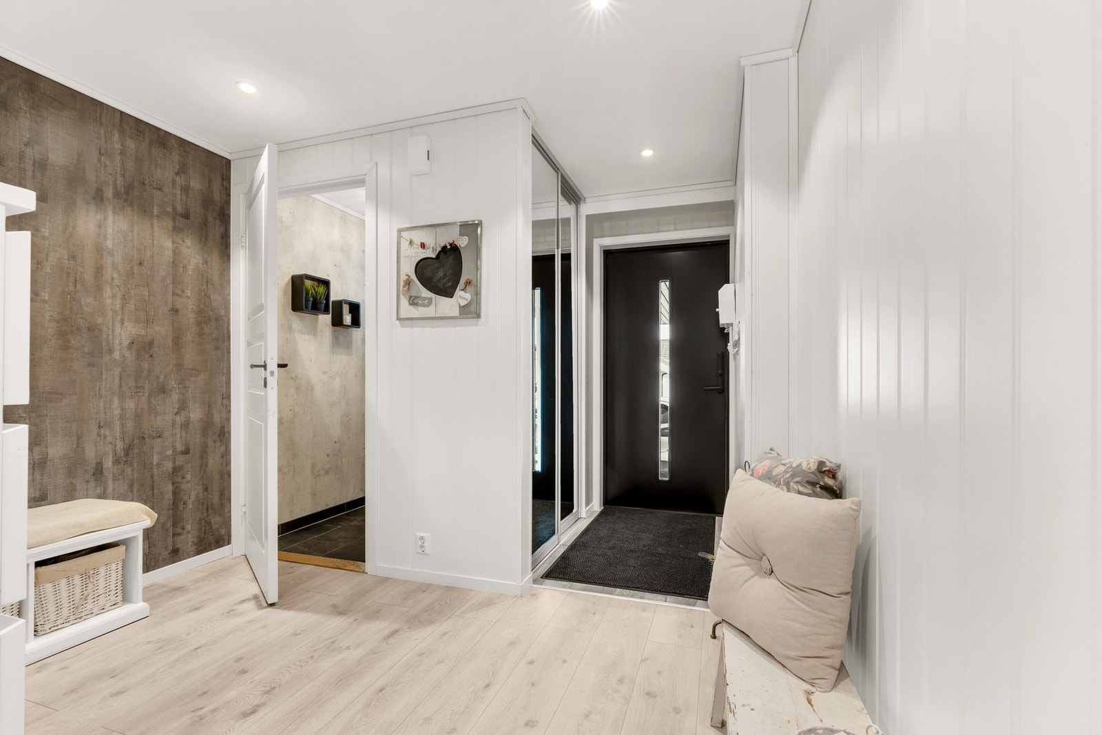 Praktisk med en romslig hall. Her får du god plass til barnevogn og ekstra yttertøy/sko. Galleribilde