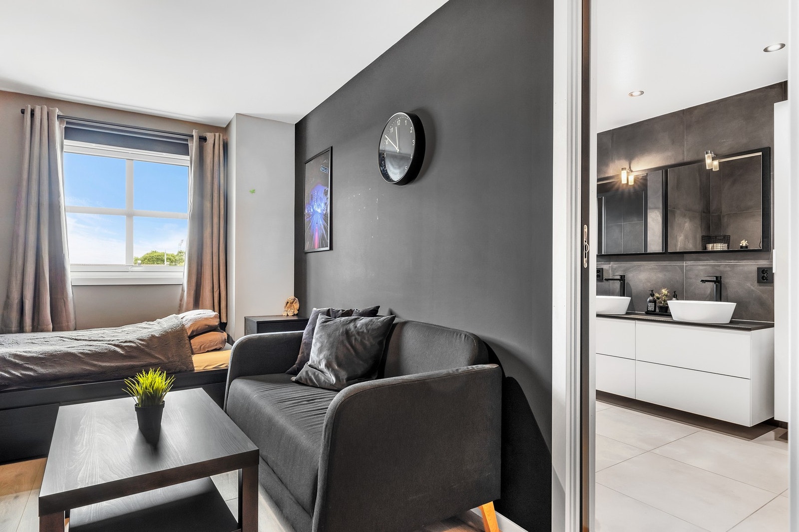 Fra det største rommet har du direkte inngang til badet (det er også inngang til bad fra gang). Galleribilde