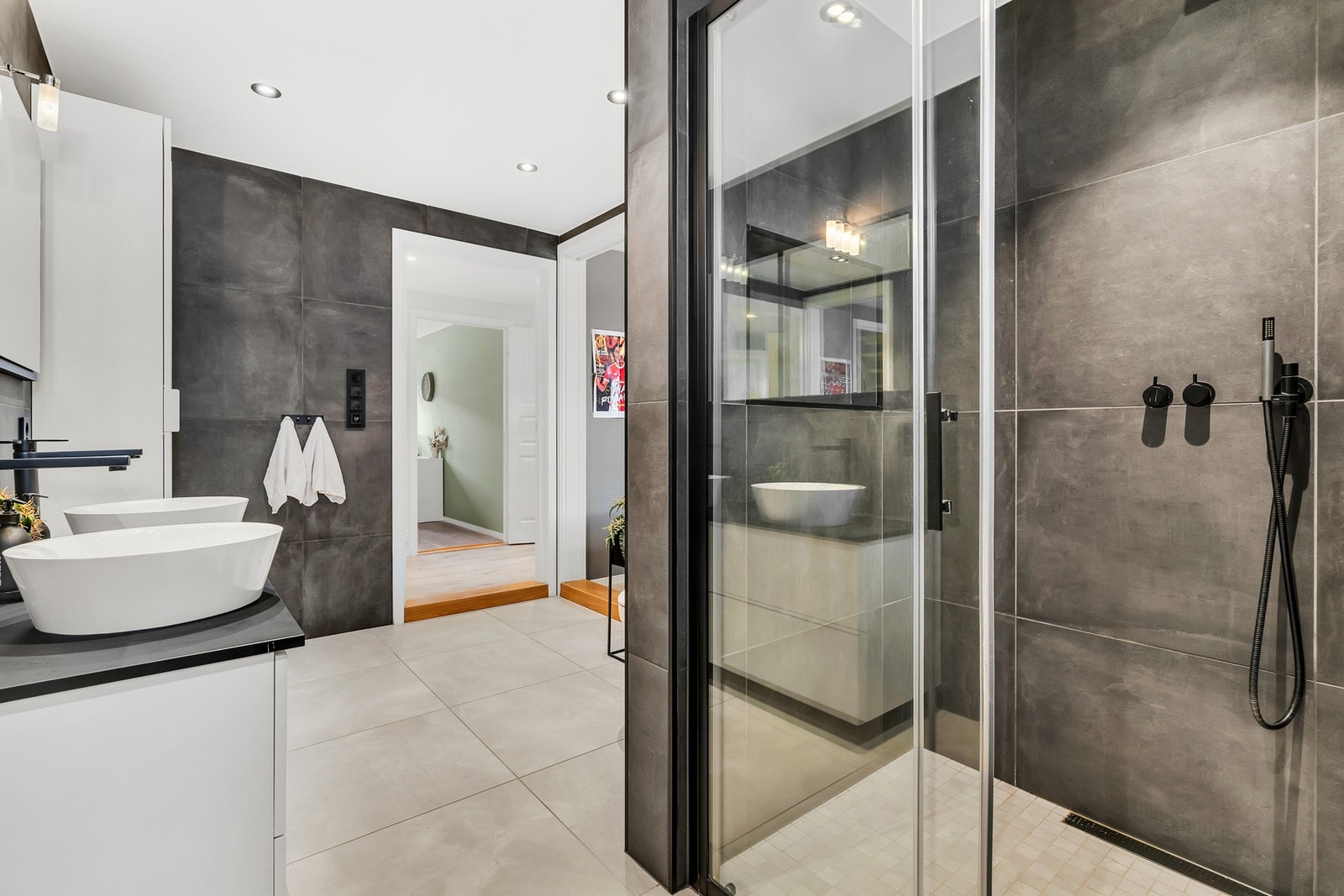 Flere likheter med det andre badet; dobbelservant, 60x60-fliser og delikat dusjnisje. Varmekabler i gulv. Galleribilde