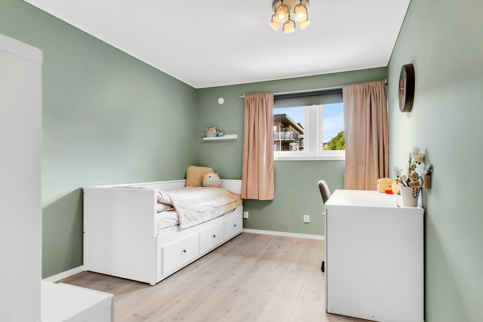 I 2. etasje er det totalt tre soverom av god størrelse, hvor dette er på 11,5 kvm. Alle rom er malt i behagelige fargetoner. Galleribilde