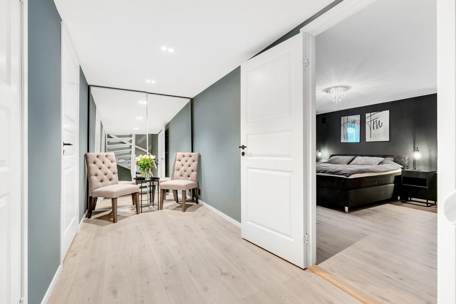 Romslig gang i kjeller med varmekabler i gulv. Rommet ble oppusset i 2022. Galleribilde