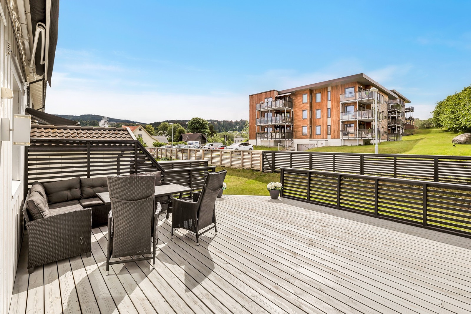 Stor terrasse fra 2017 på hele 33 kvm. Her har man god plass til utemøblement, og det er nedgang til plen. Galleribilde