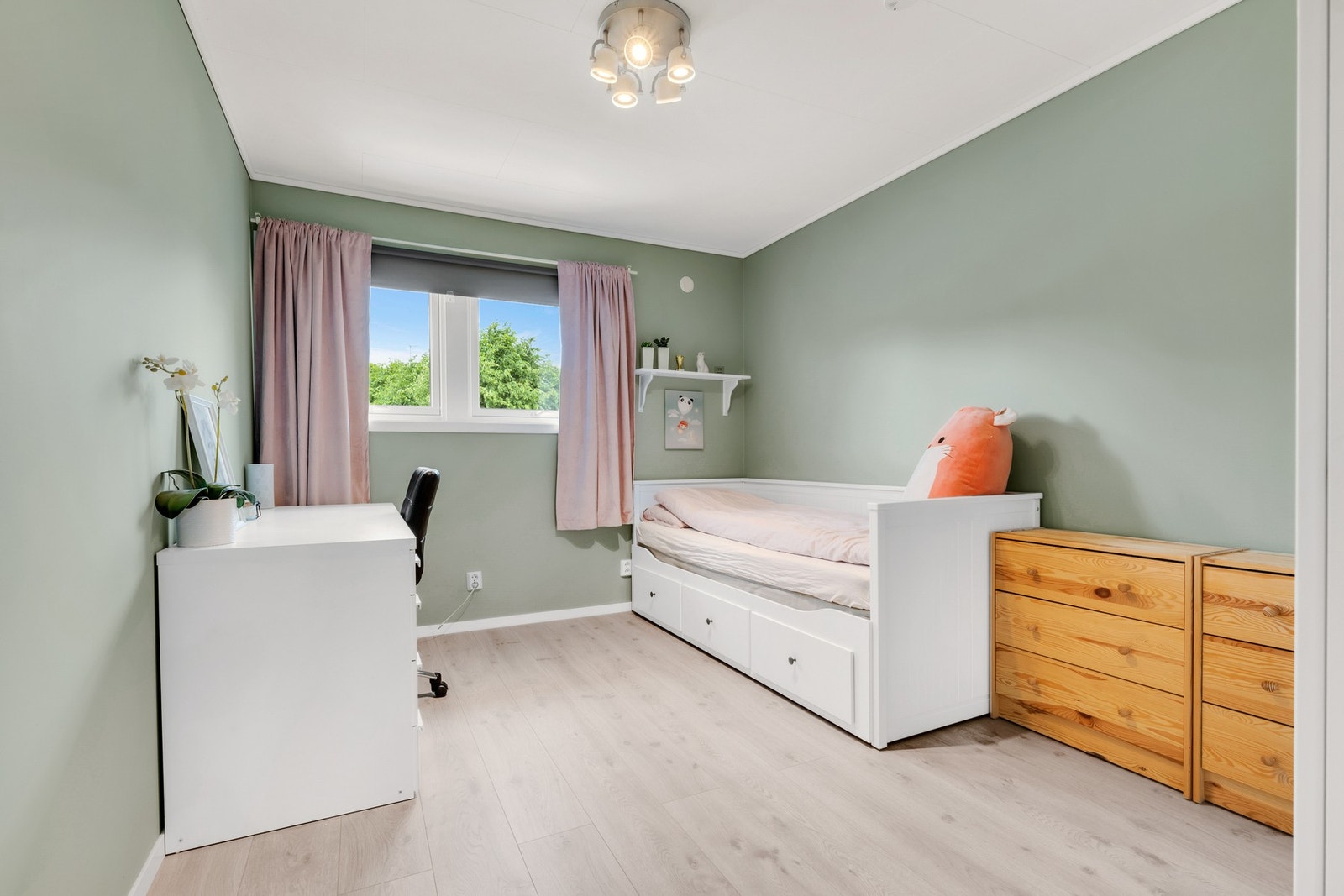 Det andre rommet er på 11 kvm. Dører og vinduer på de tre soverommene ble byttet i 2022. Galleribilde