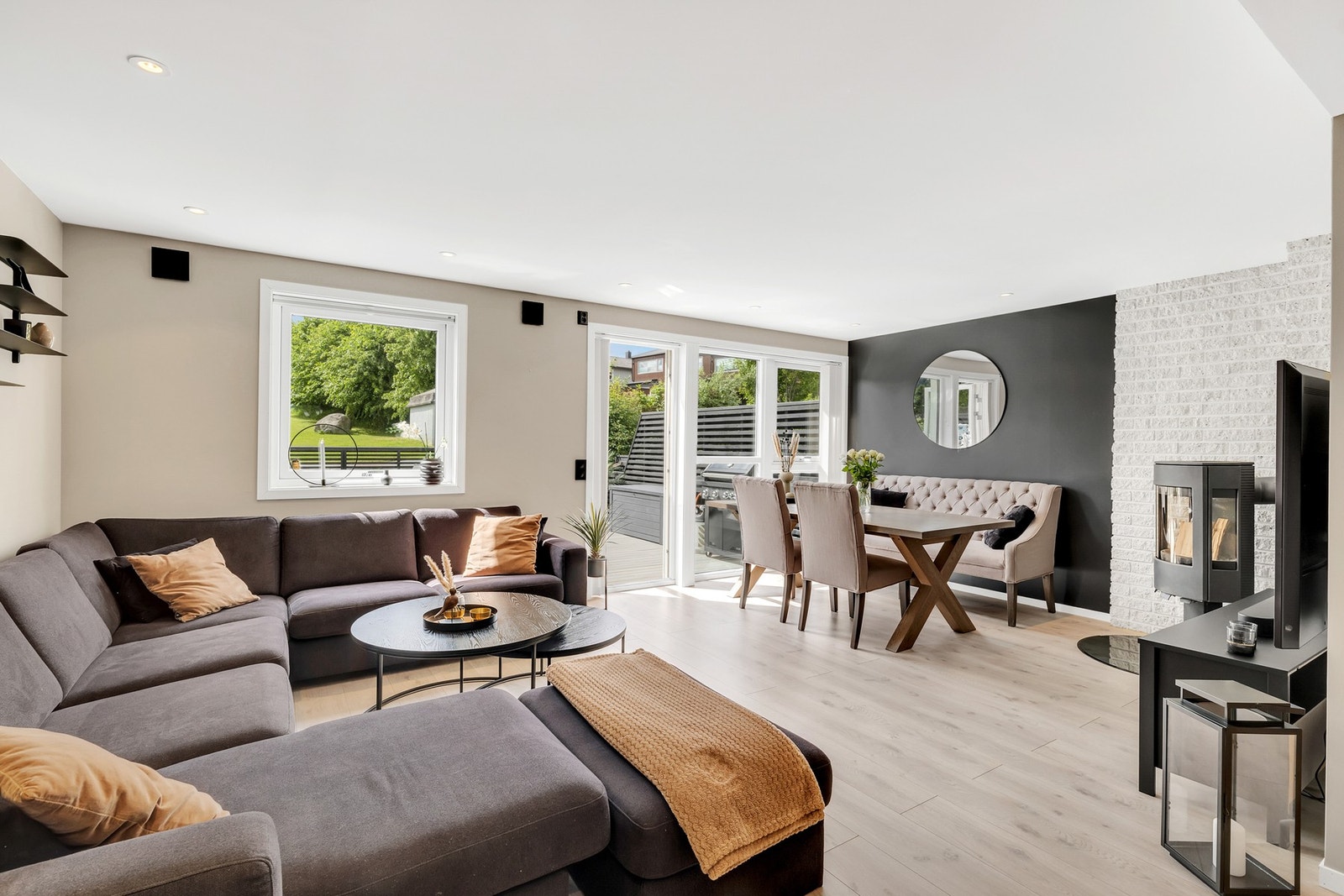 Hele boligen er malt i tidsriktige fargetoner. Gjennomgående 1-stavs gulv er prikken over i'en. Galleribilde