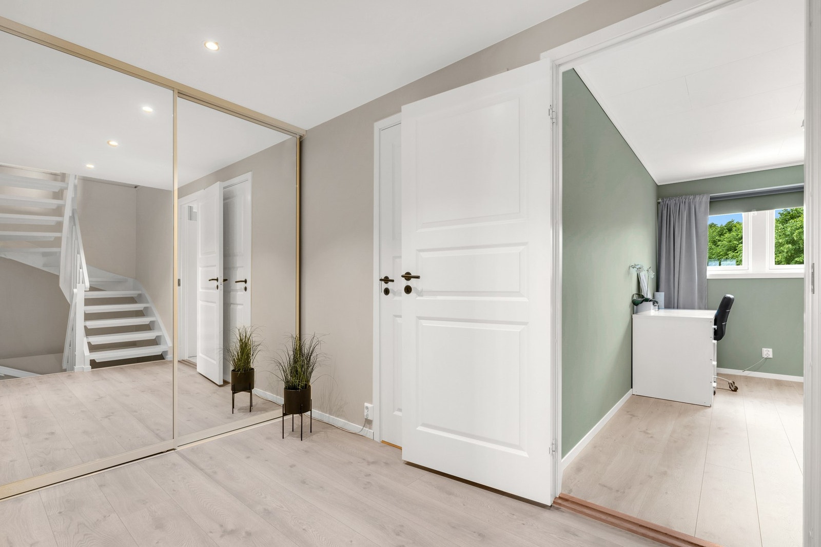 Også i gang i 2. etasje er det montert en stor skyvedørsgarderobe m/speilfronter. Lekkert 1-stavs gulv. Galleribilde