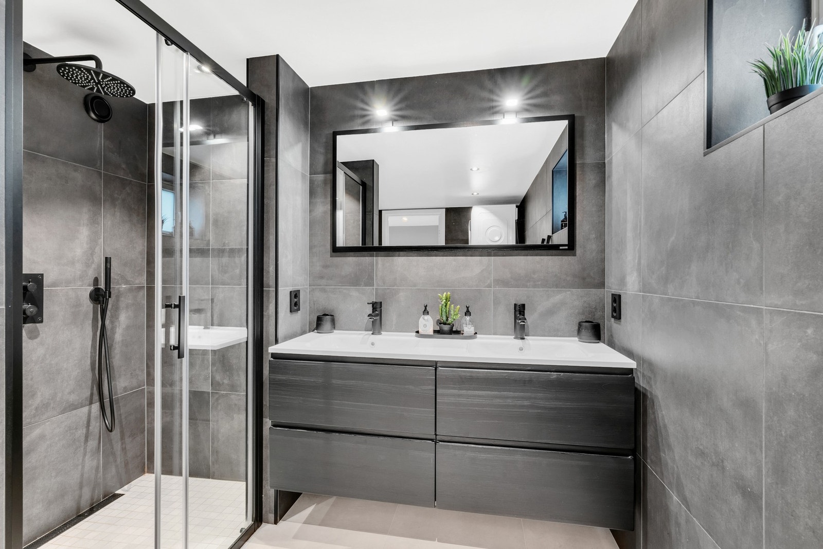 Svært delikat dusjnisje og baderomsinnredning med dobbelservant. Varmekabler i gulv. Det er gitt tilstandsgrad 0 (TG0) på alle punkter i takstmannens rapport. Galleribilde