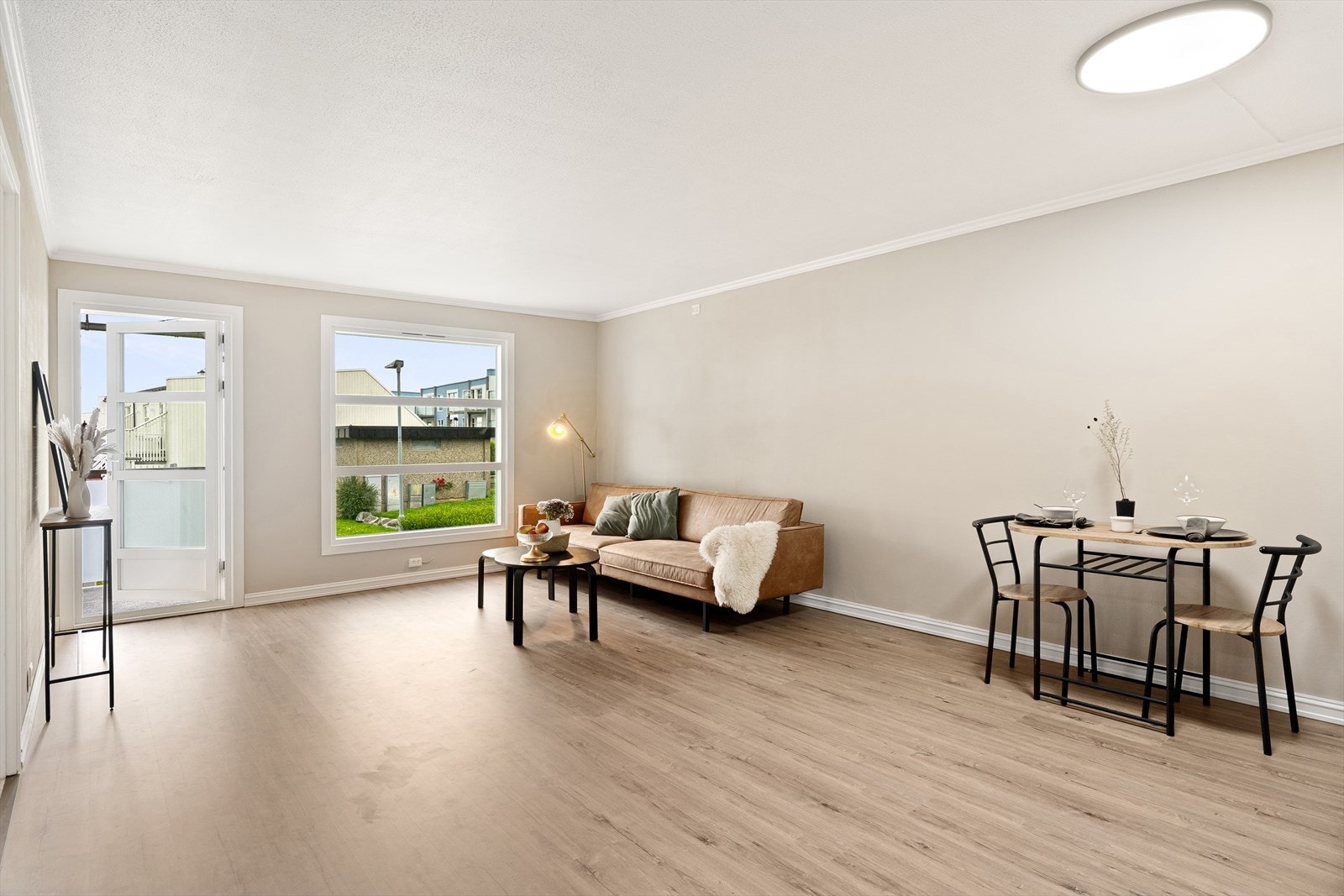 Den åpne planløsningen gir rommet en luftig og lys atmosfære. Galleribilde