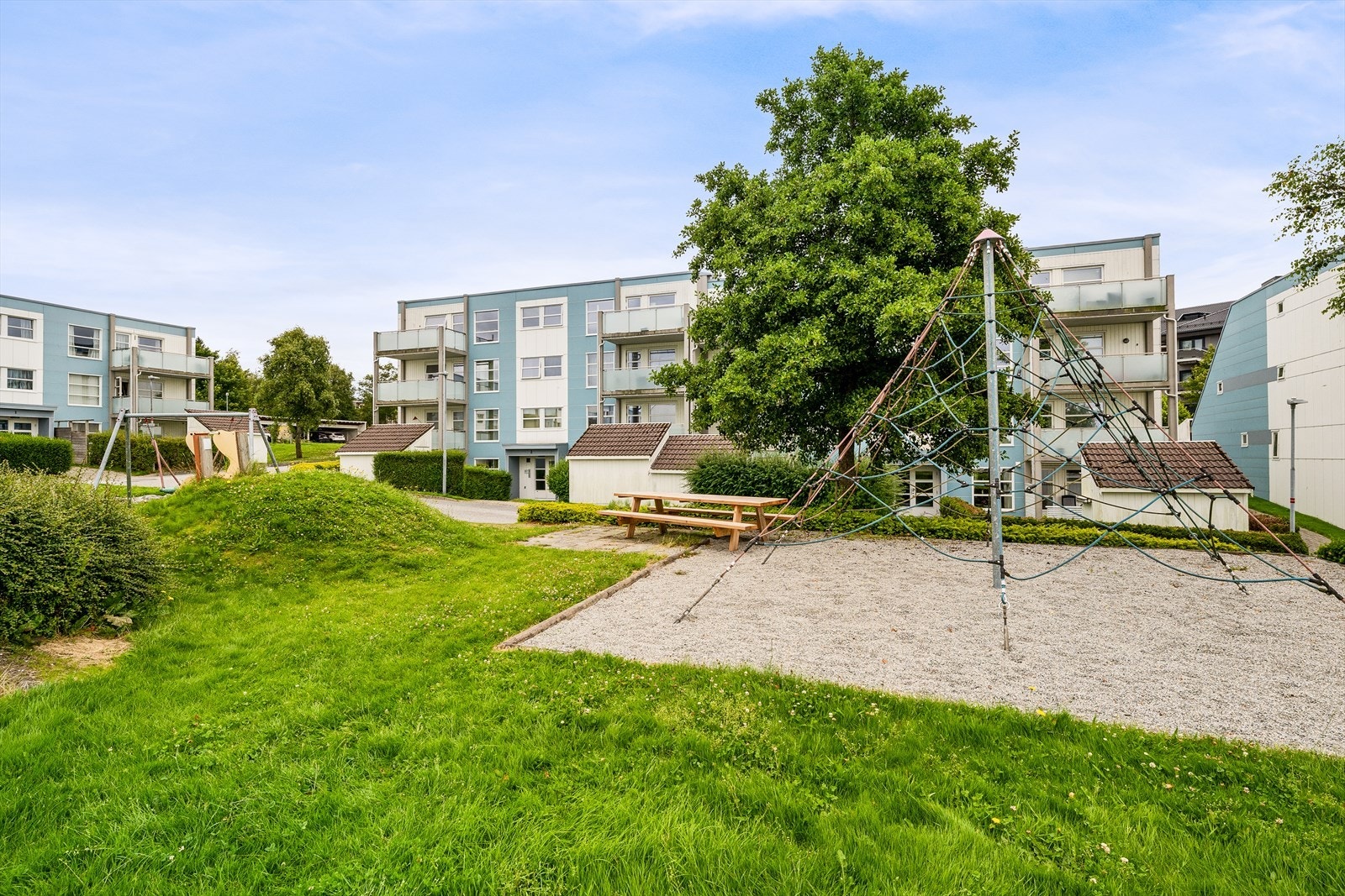 Tomten er eid av borettslaget, og er pent opparbeidet med gangstier, parkeringsanlegg, fellesområder og grøntarealer. Galleribilde