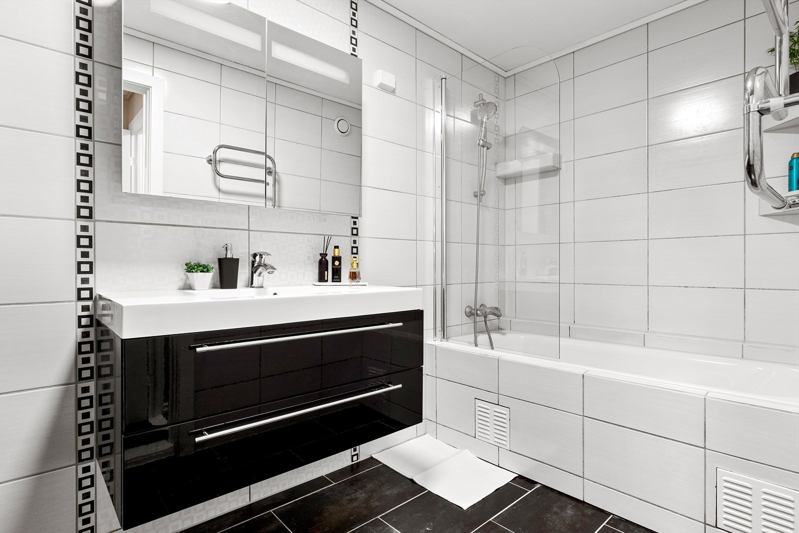 Baderommet har en praktisk løsning med separert toalettrom. Galleribilde