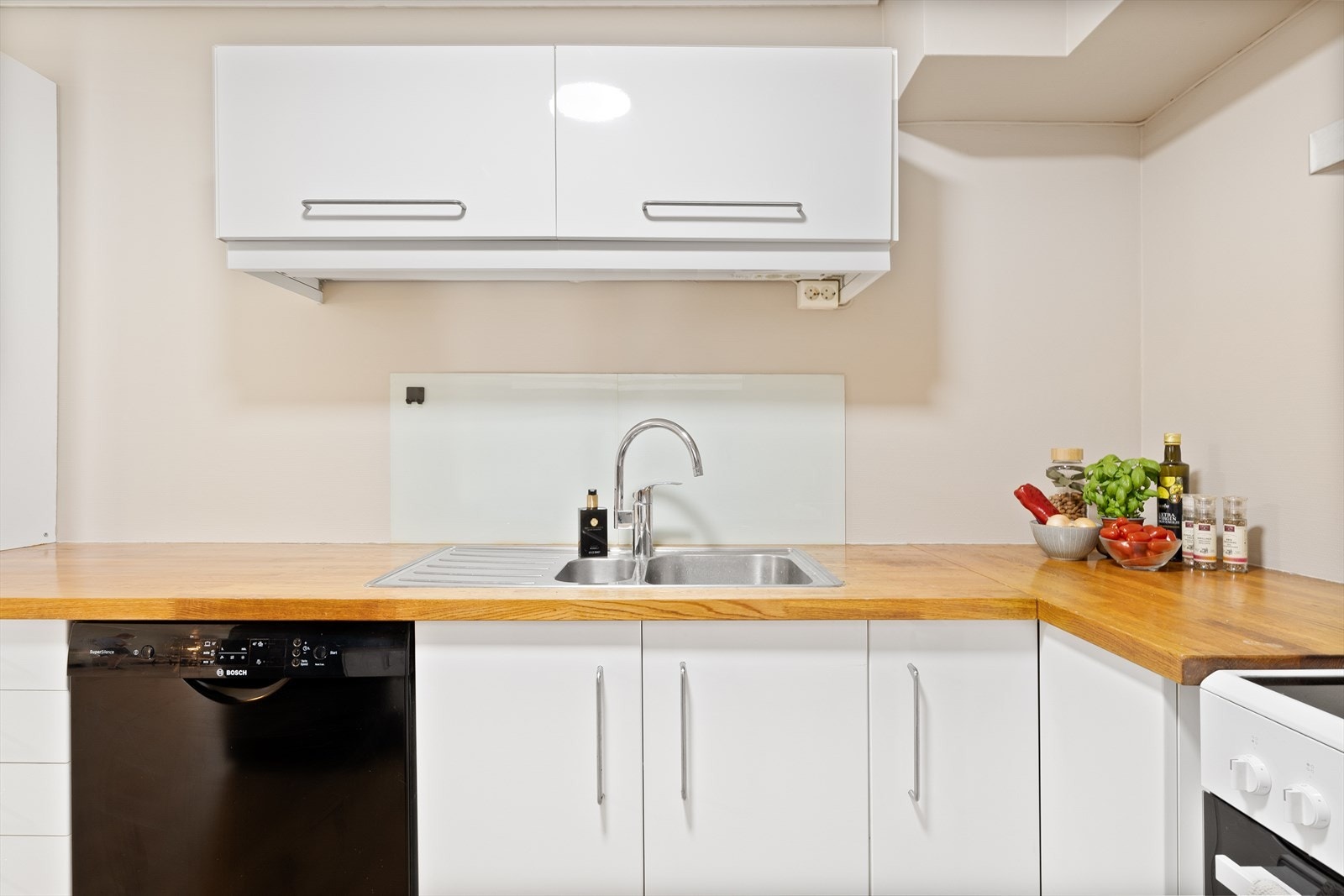 Det er godt med skap- og benkeplass som sørger for enkel matlaging. Frittstående hvitevarer. Galleribilde