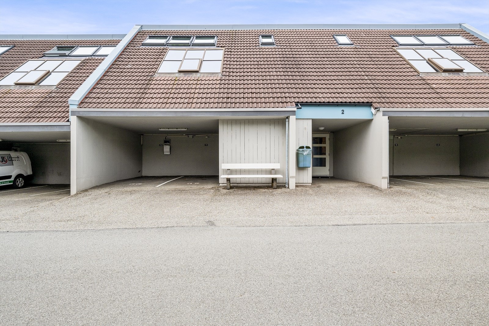 Fast parkeringsplass i carport med elbillader. Her har man trappefri adkomst til leiligheten med carporten plassert like utenfor døren. Galleribilde