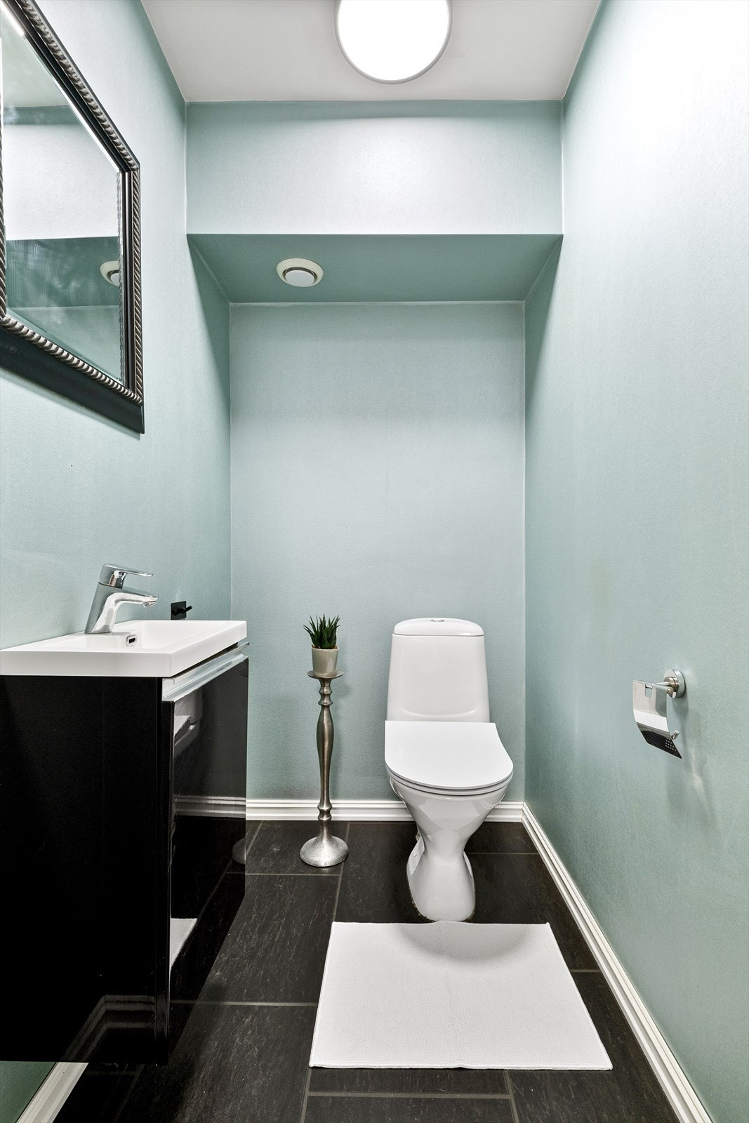 Toalettrommet ved siden av er utstyrt med toalett og servant med underskap. Galleribilde