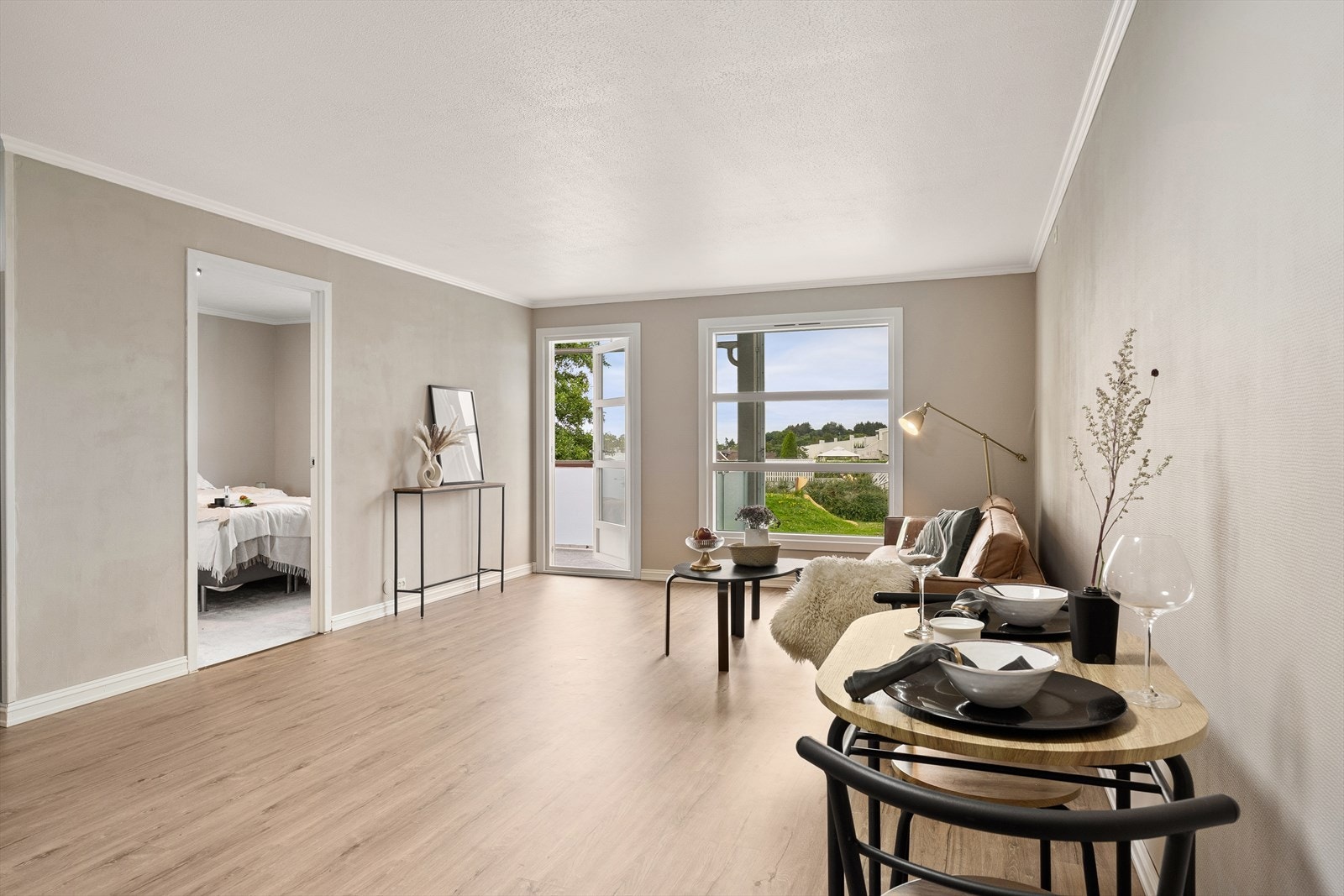 Leilighetens hjerte er den store, åpne stue- og kjøkkenløsningen. Galleribilde