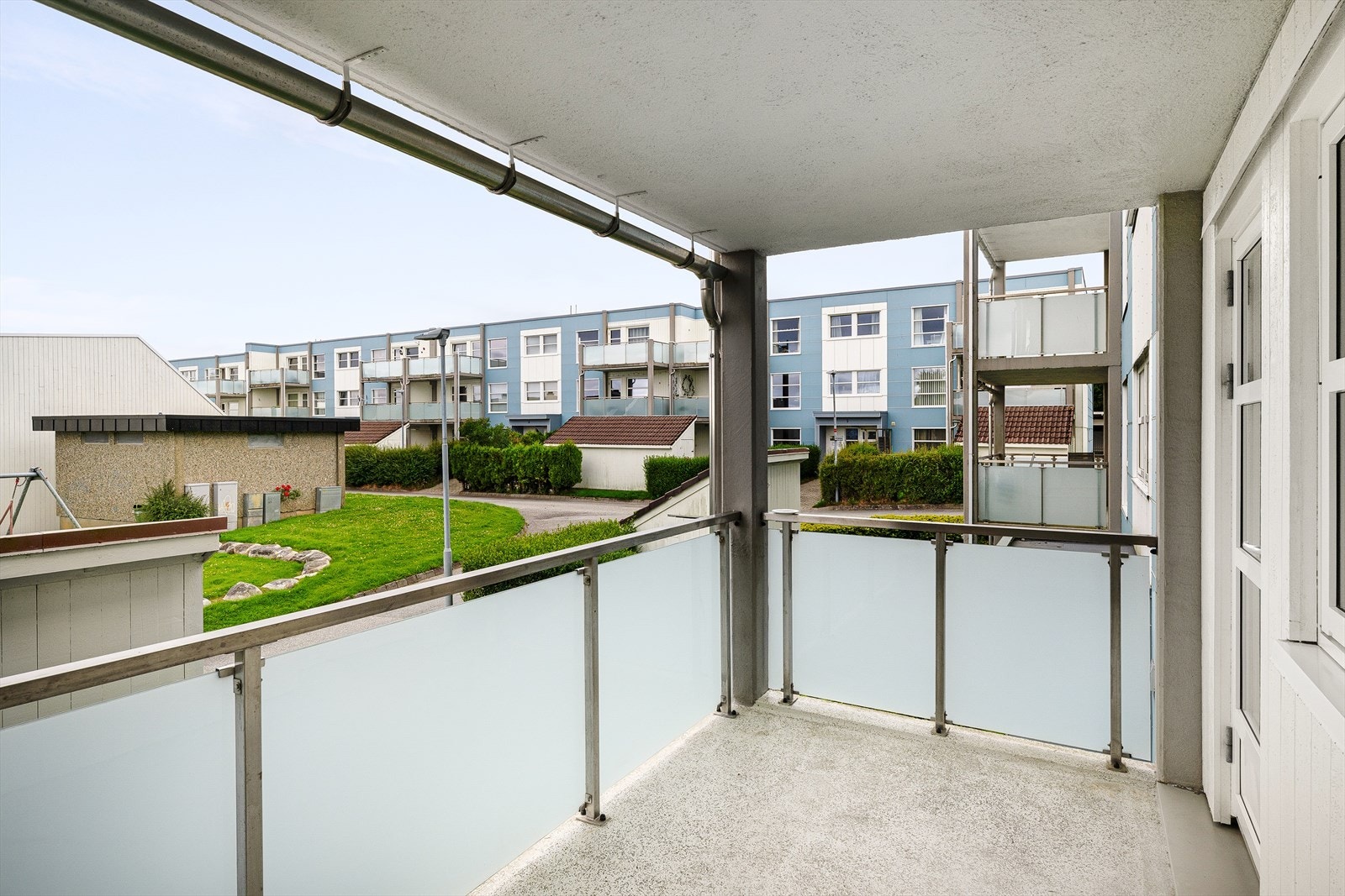 Balkongen er overbygget som gjør at du også kan benytte deg av den selv om lette regnbyger skulle melde sin ankomst. Galleribilde