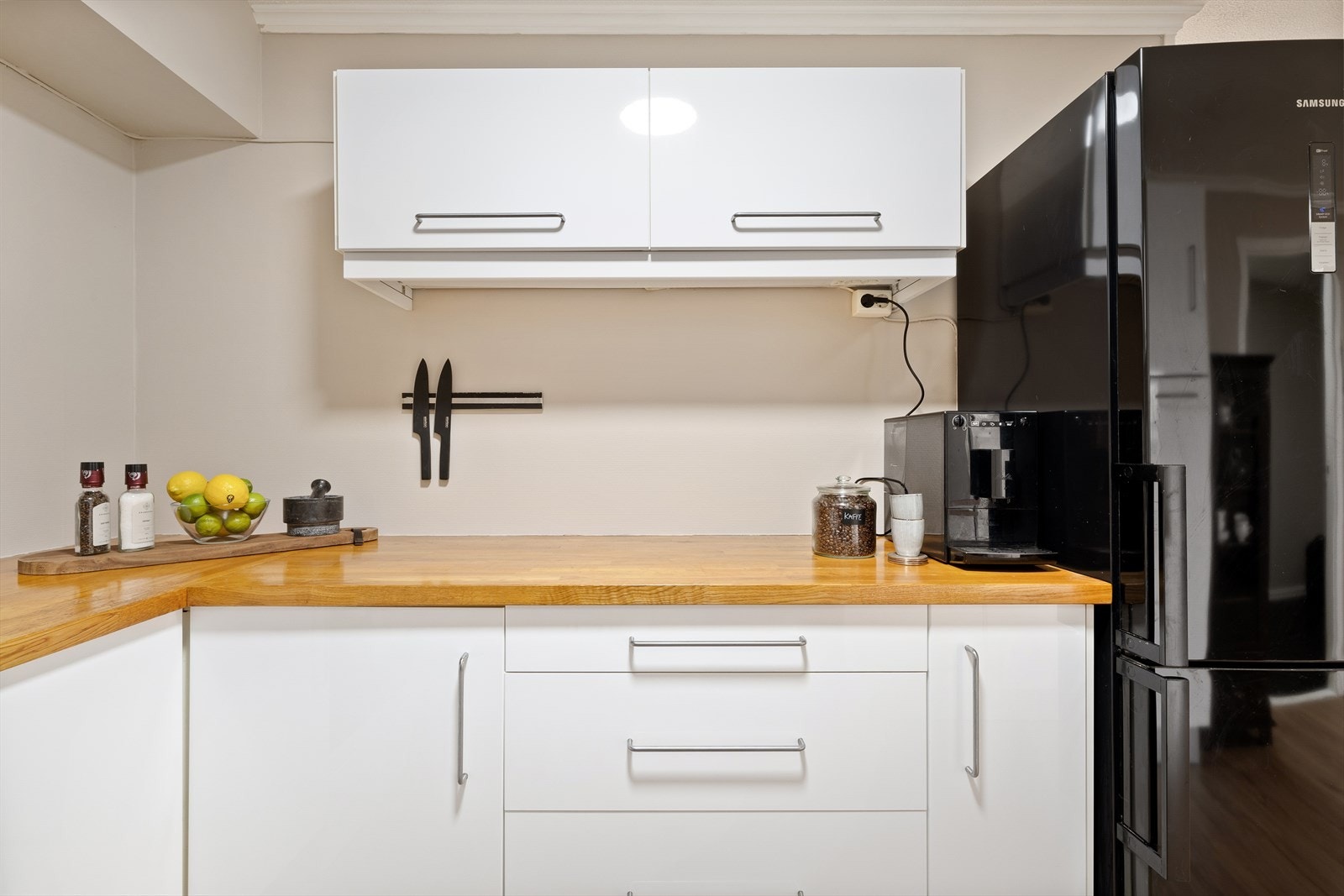 Den åpne løsningen gjør det enkelt å være sosial mens du lager mat. Galleribilde