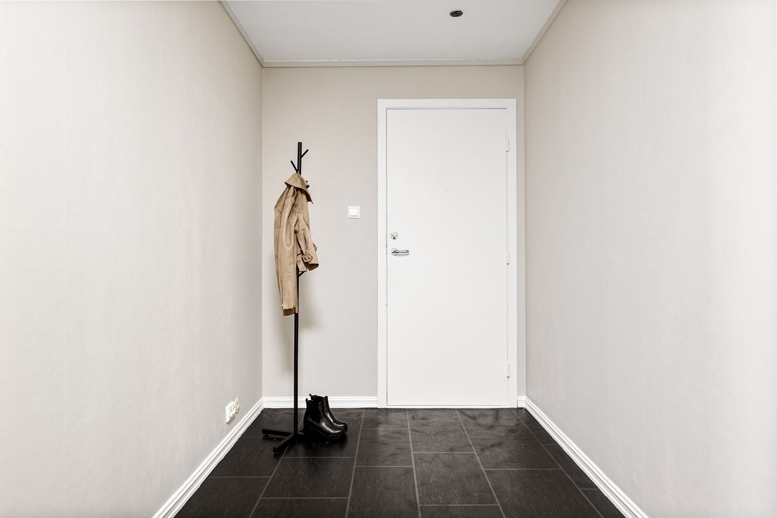 Ønsker du ekstra lagringsplass er det mulighet for å installere garderobeskap. Fra entréen har du også tilgang til en bod som i dag brukes som et praktisk garderoberom. Galleribilde