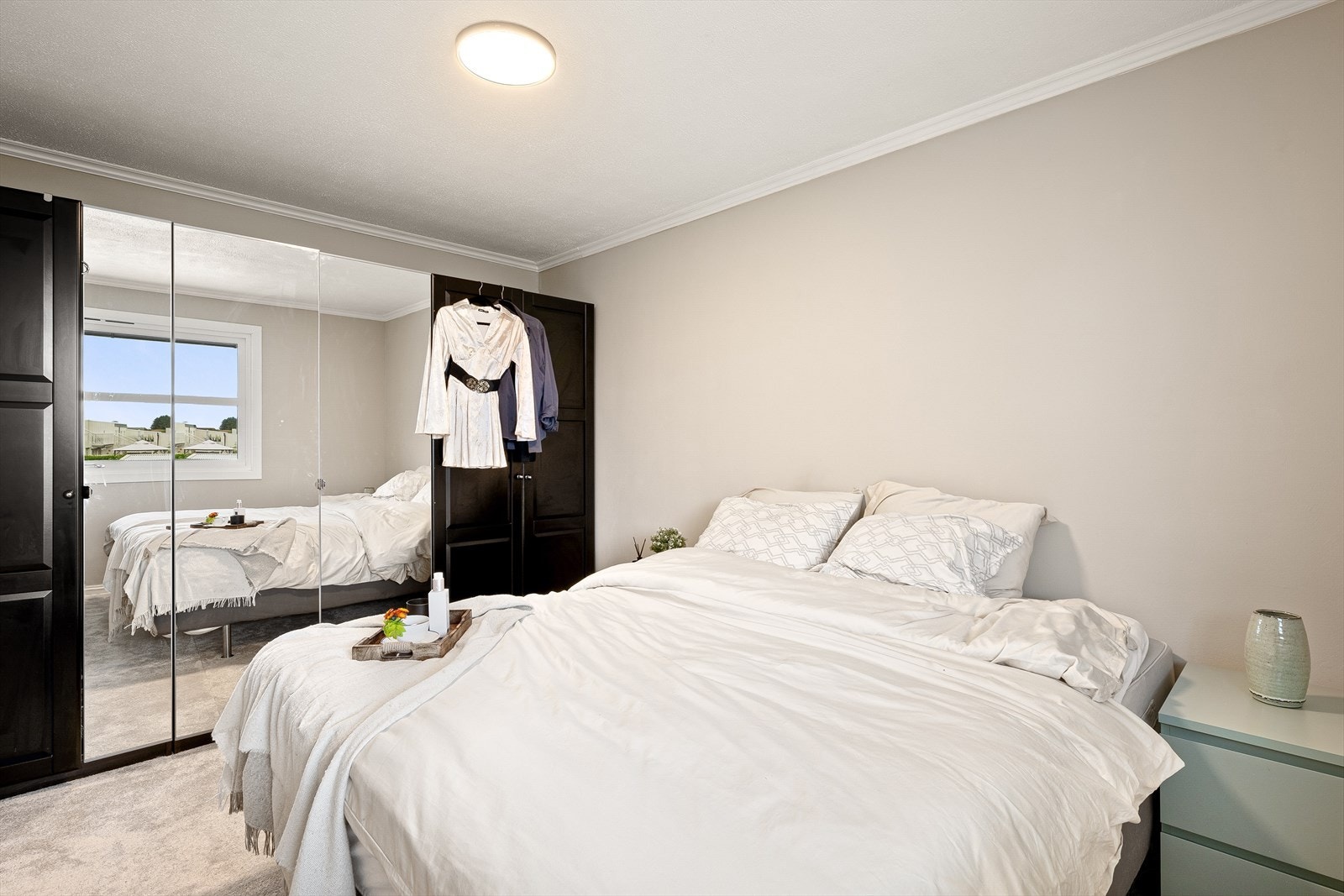 Her er det lagt et nytt, pent og lunt teppegulv som skaper en behagelig atmosfære, perfekt for en god natts søvn. Galleribilde