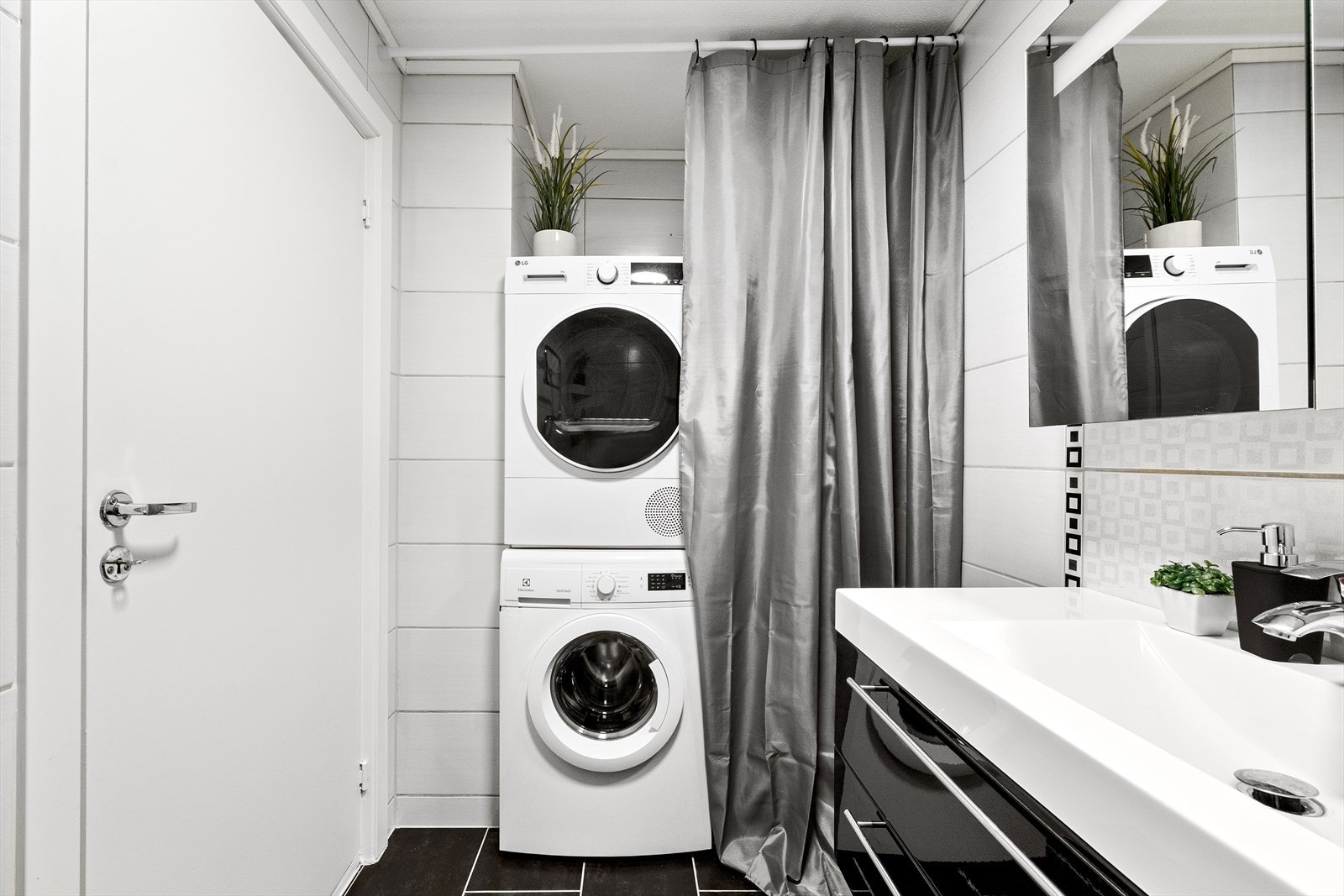 Det er også god plass til vaskemaskin og tørketrommel, praktisk plassert i en egen nisje som holder rommet ryddig og romslig. Galleribilde