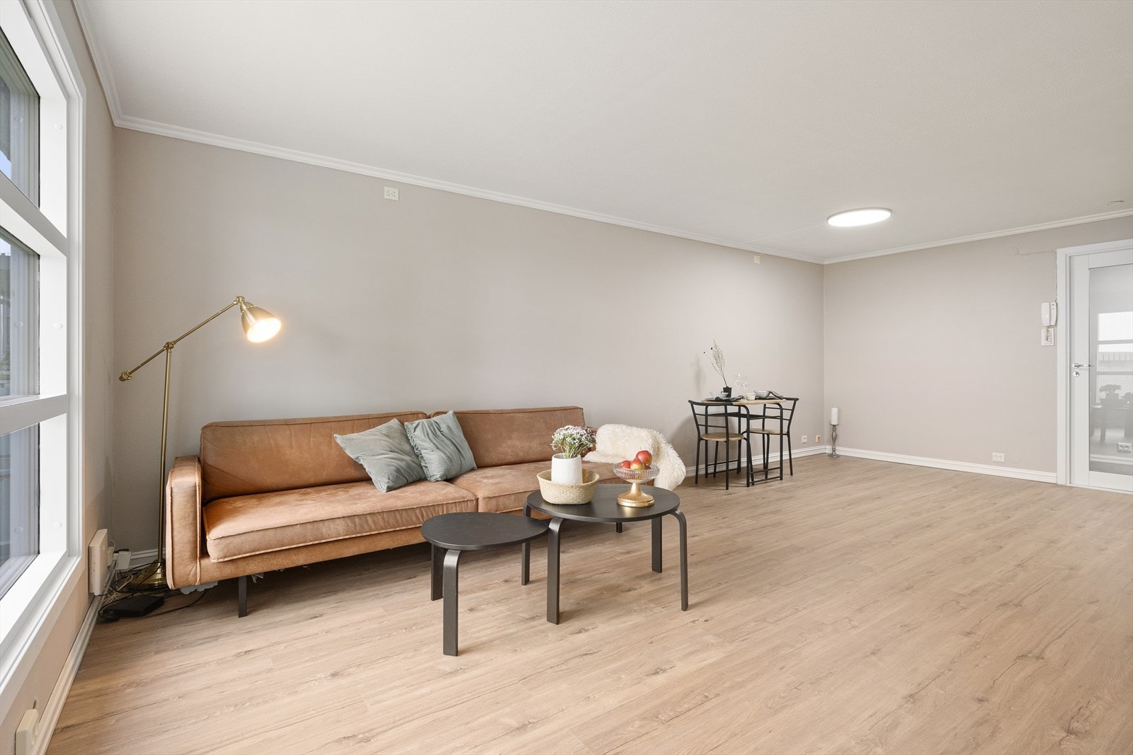 Her er det nylagt laminatgulv, og veggene er nylig malt i en herlig beigetone som er både moderne og tidløs. Galleribilde