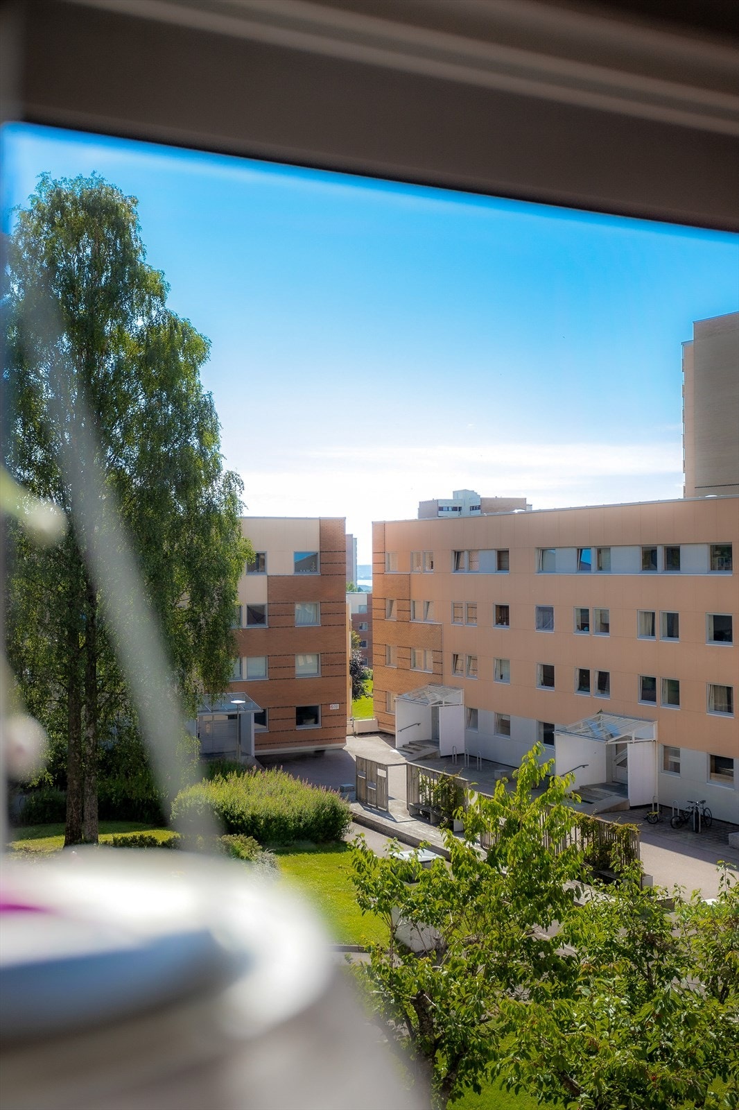 Utsyn over fellesområder med fjordgløtt over Oslofjorden Galleribilde