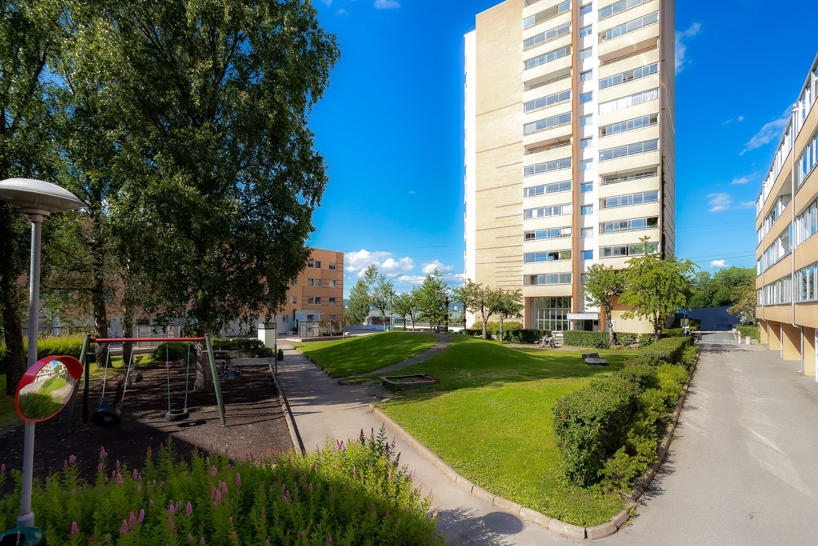 Velholdt uteområde med gressplen Galleribilde