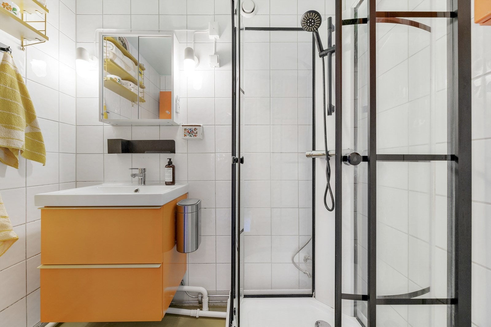 Praktisk bad med fliser på vegger og elektriske varmekabler i gulv for ekstra komfort Galleribilde