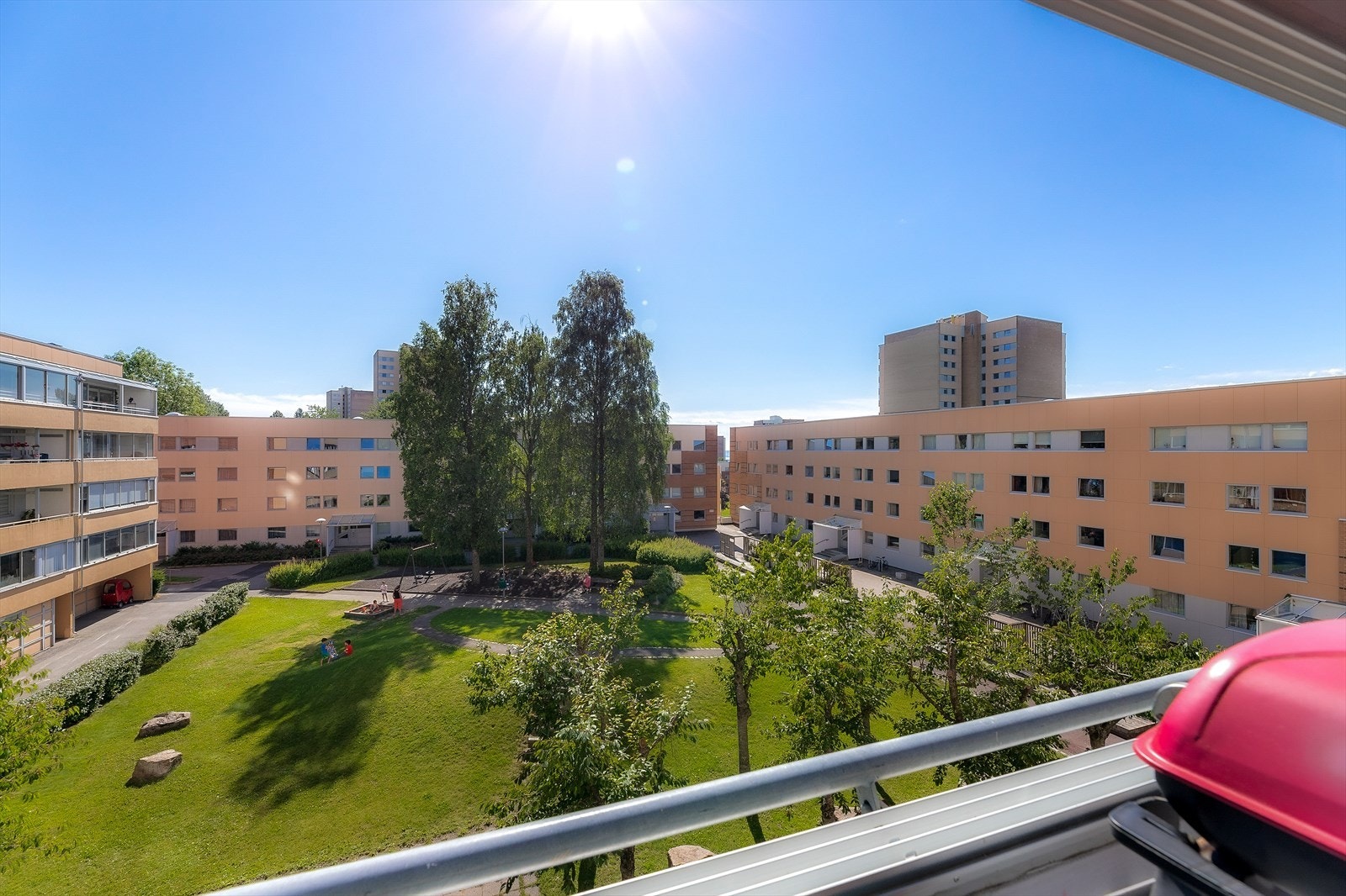 Utsikt over velholdt fellesområde med grøntområder. Galleribilde