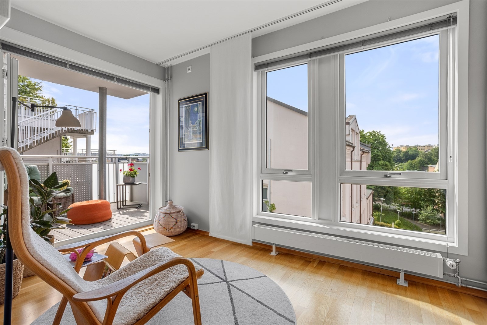 Salong med store vindusflater og utgang til boligen andre balkong, også med gode solforhold og fint utsyn. Galleribilde