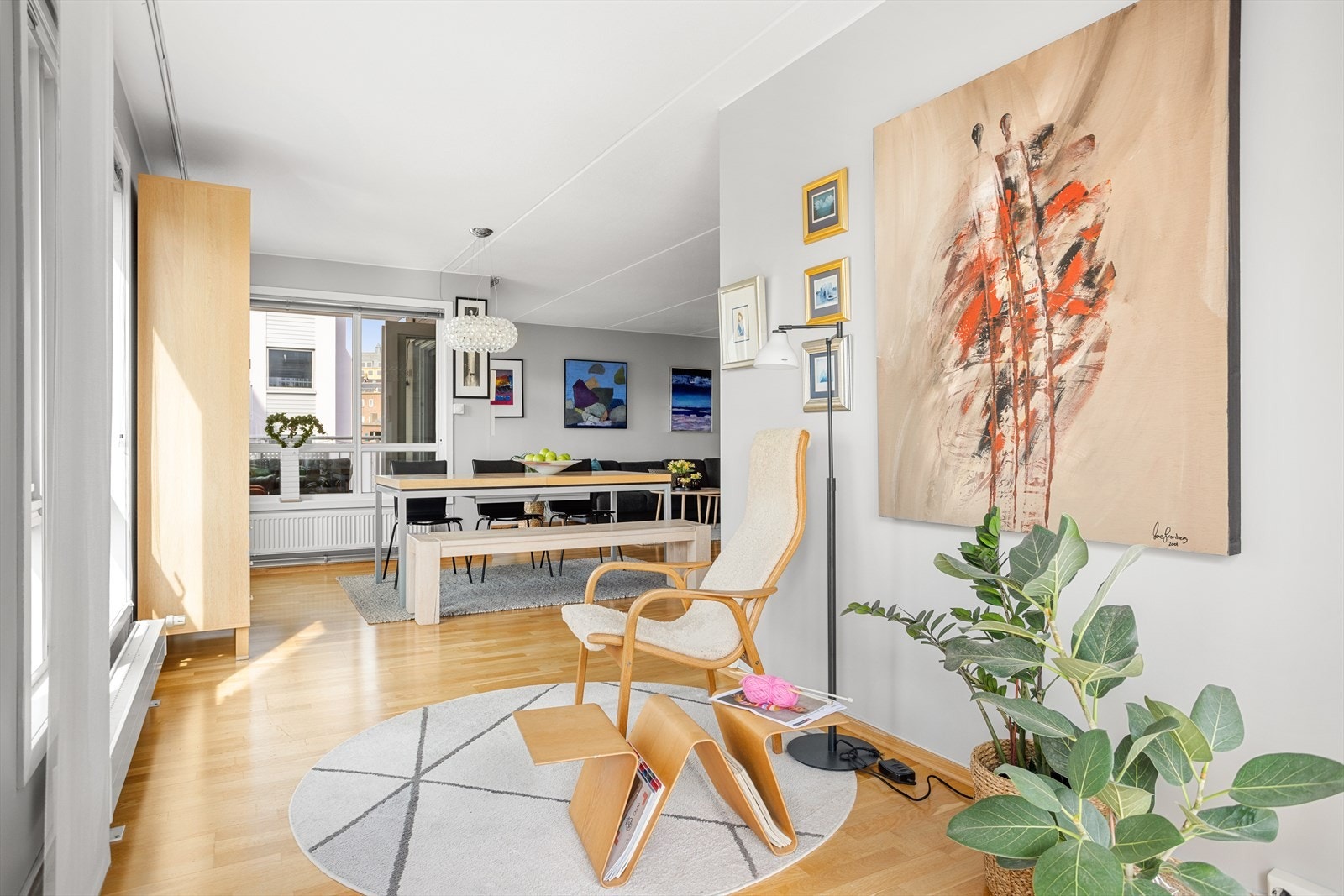 Flott salong mot boligens andre balkong. Galleribilde