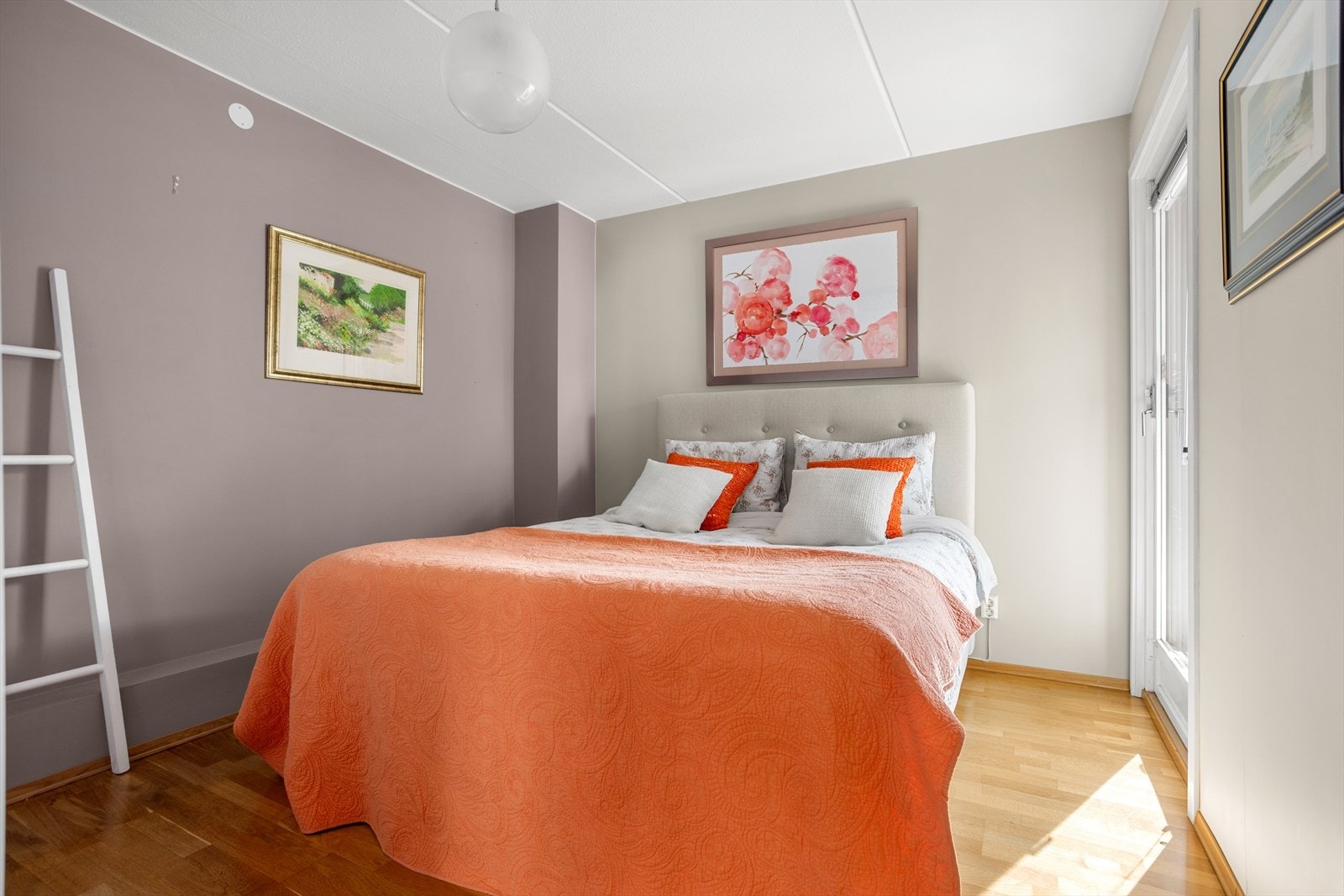 Soverom II med gode lysforhold og god plass til dobbeltseng. Også stort garderobeskap på soverom II. Galleribilde