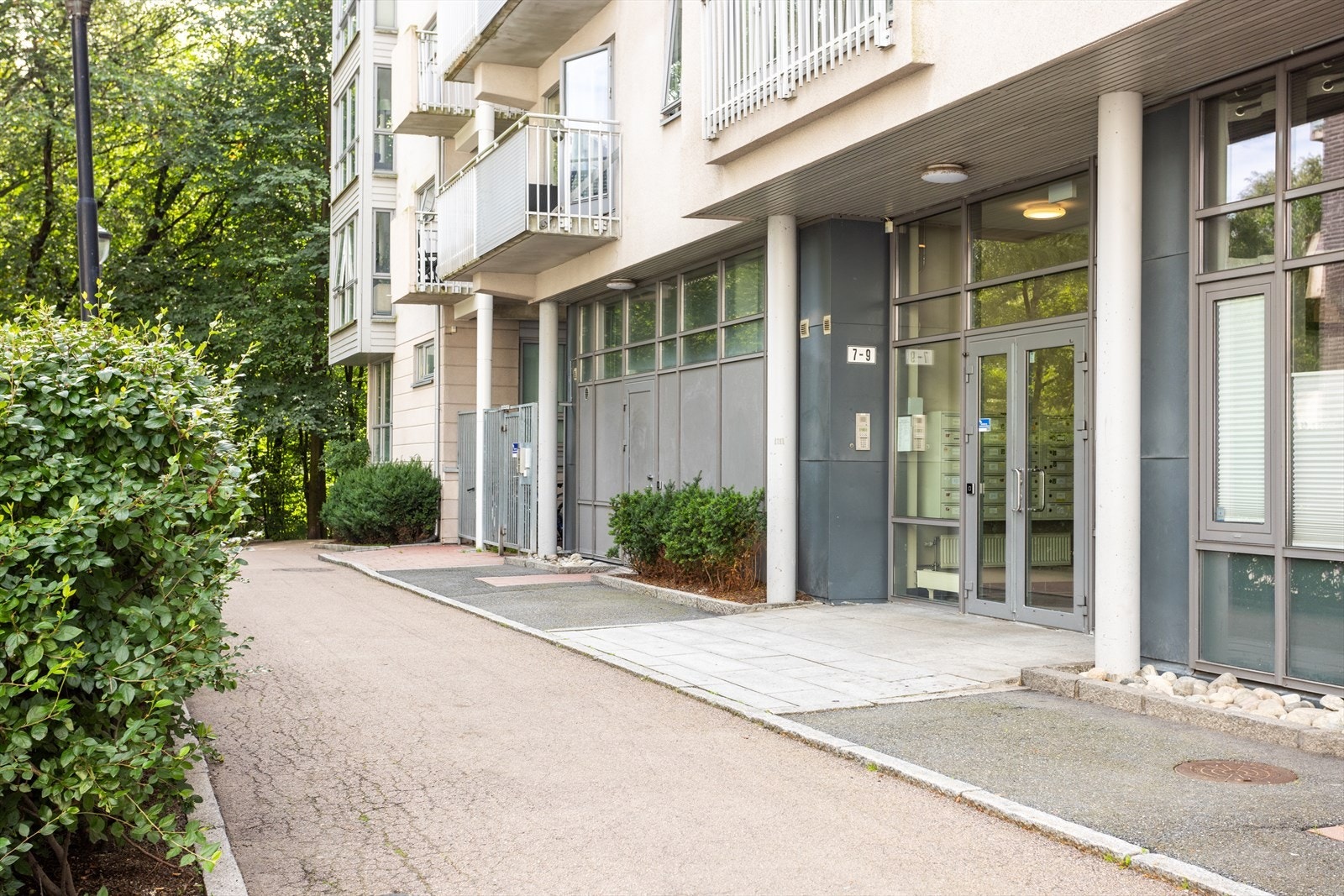 Moderne fasade mot flotte grøntområder. Galleribilde