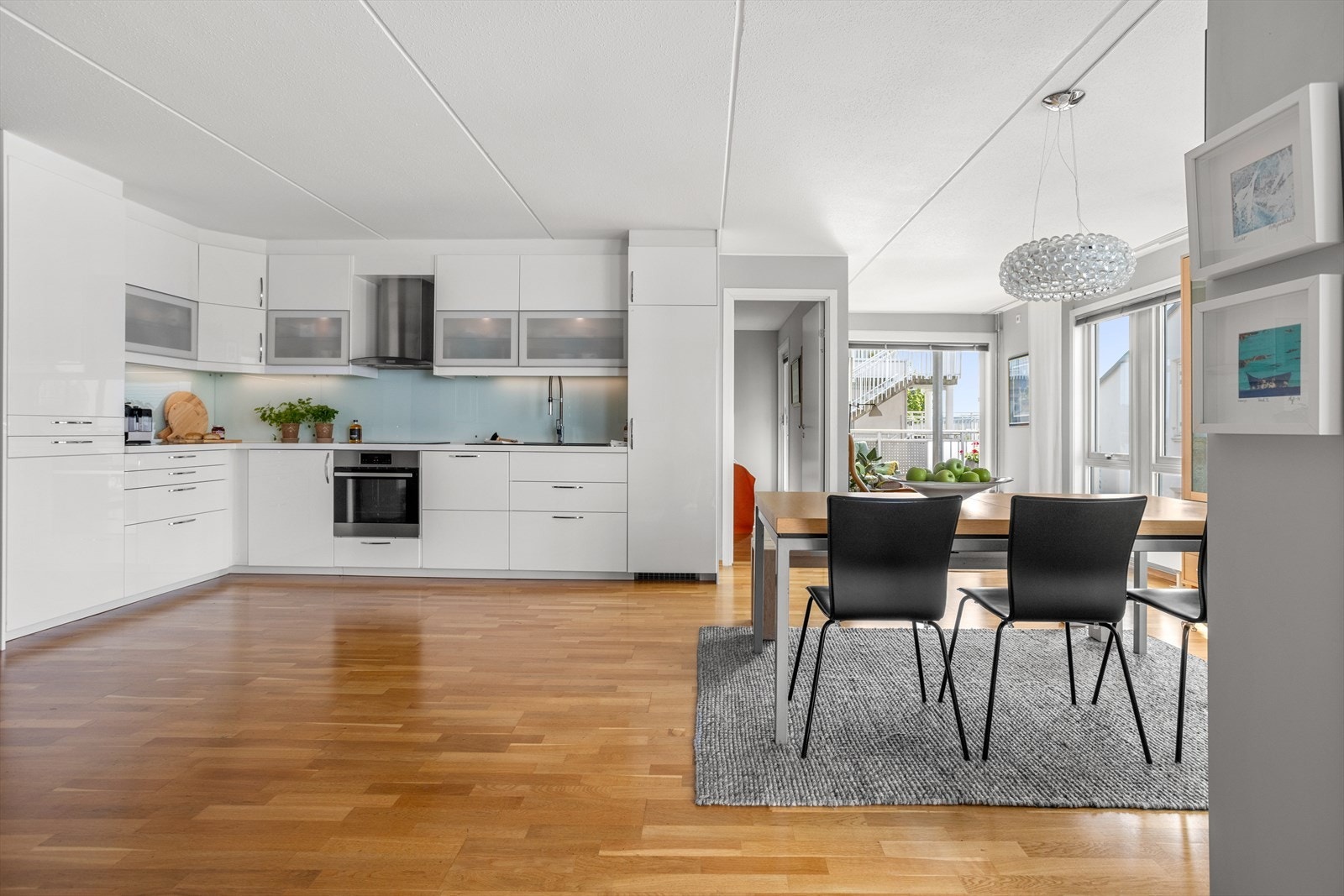 God plass til spisestue i forbindelse med kjøkkenet. Galleribilde