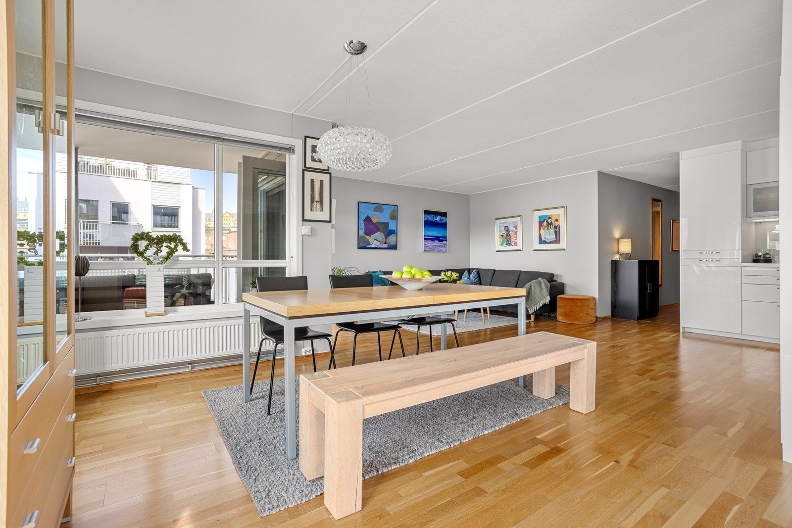 Stort og flott oppholdsrom i leiligheten som gir gode møbleringsmuligheter. Galleribilde