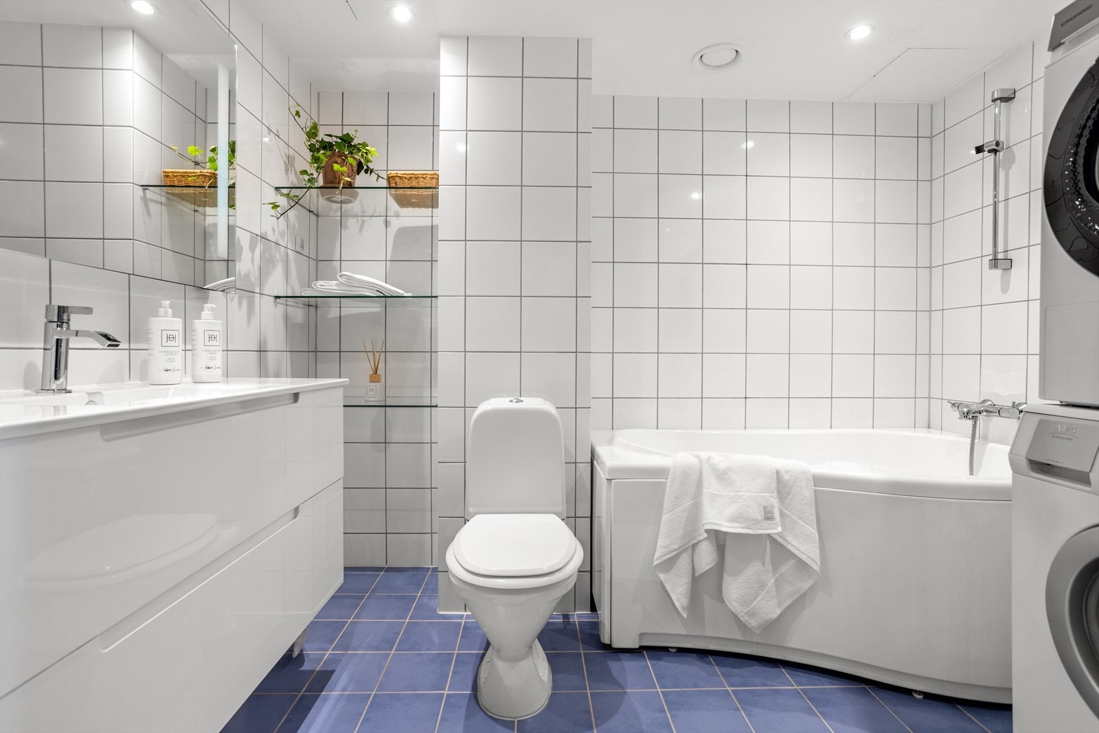 Stort hovedbad fra byggeår 2003 med badekar og god plass til vaskemaskin og tørketrommel. Galleribilde