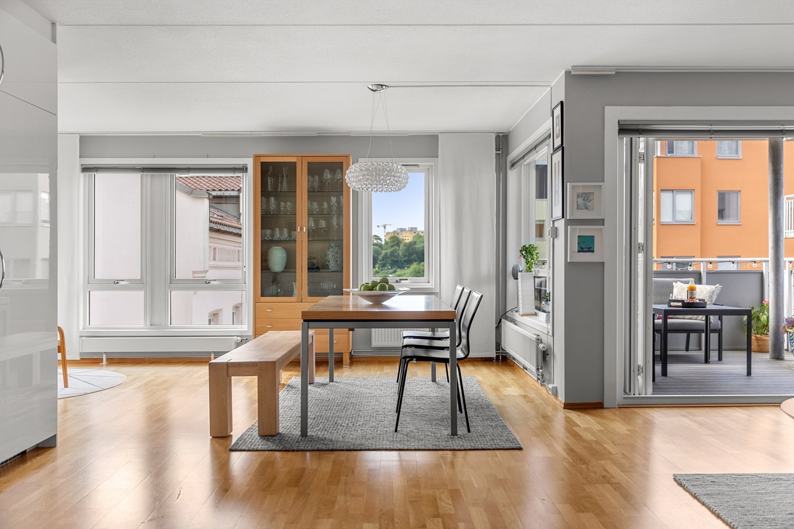 Romslig stue/spisestue med store vinduer som gir godt med lys i leiligheten. Galleribilde