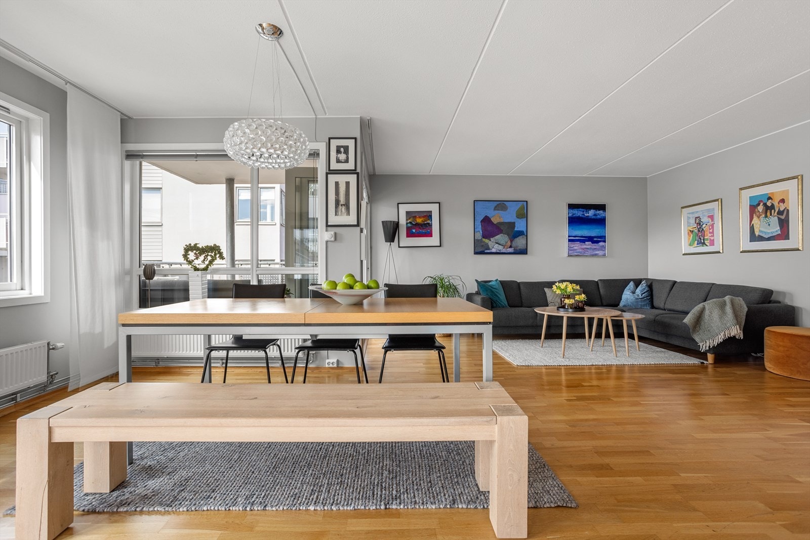 Spisestue/stue Galleribilde