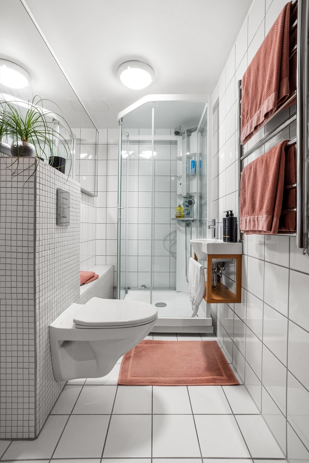 Baderom II med dusjhjørne og WC. Galleribilde