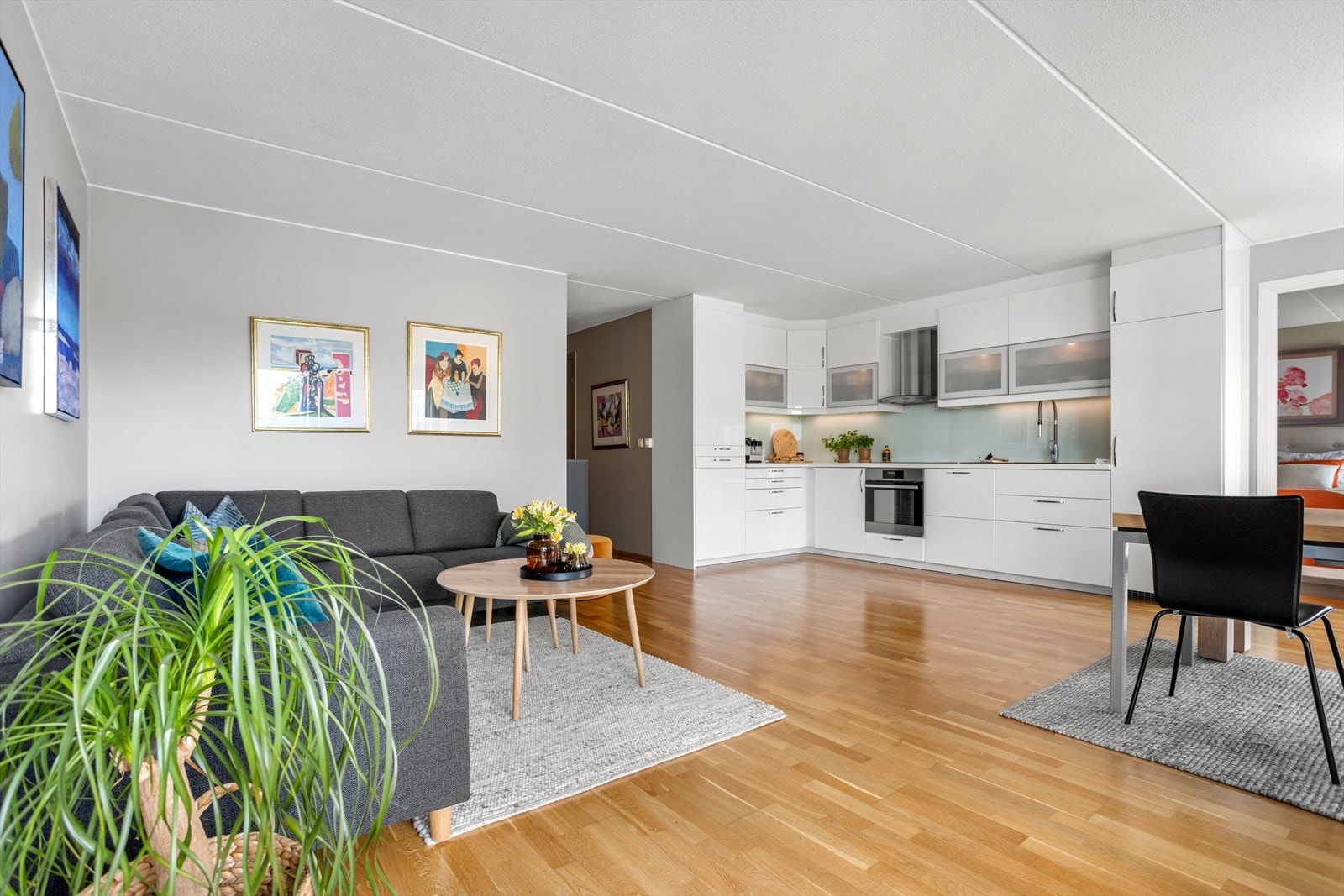 Åpen stue/kjøkkenløsning i moderne utførelse. Galleribilde