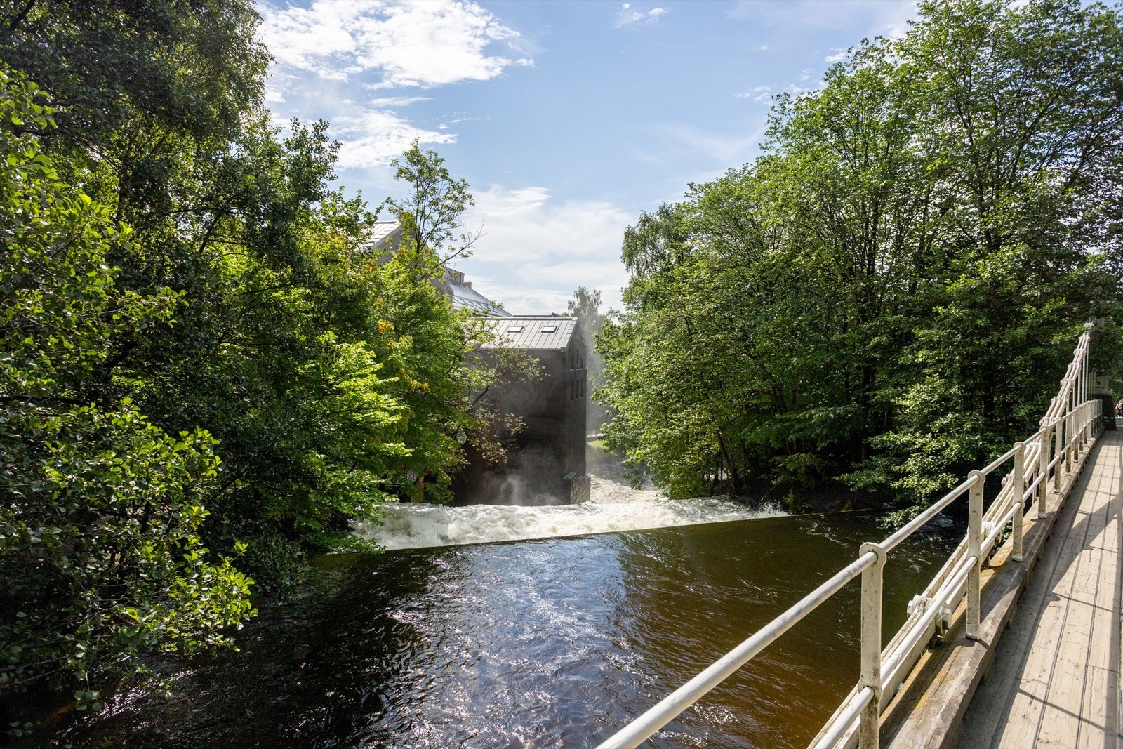 Leiligheten ligger i umiddelbar nærhet til Akerselva med flotte turmuligheter. En grønn oase - midt i byen! Galleribilde