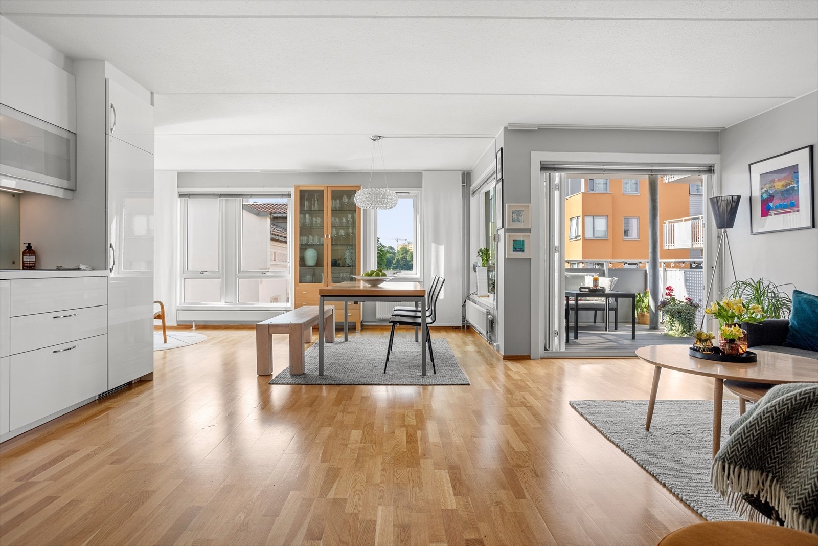 Velkommen til Hauchs gate 7 - en lys og lekker 4-roms med to solfylte balkonger, heis og garasje! Galleribilde