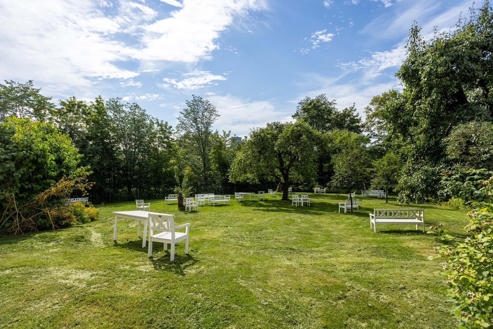 Sameiet/Vellet har en nydelig privat hage med grillplass, lekeplass og frukttrær som kun kan benyttes av beboere. Galleribilde